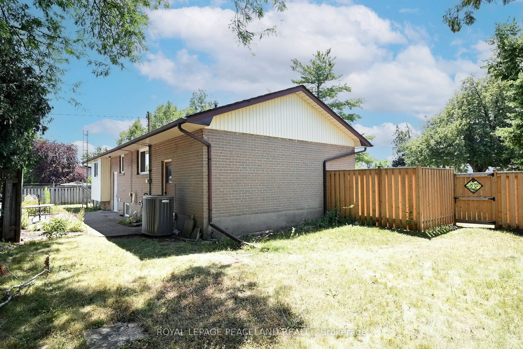 1223 Redbank Crescent