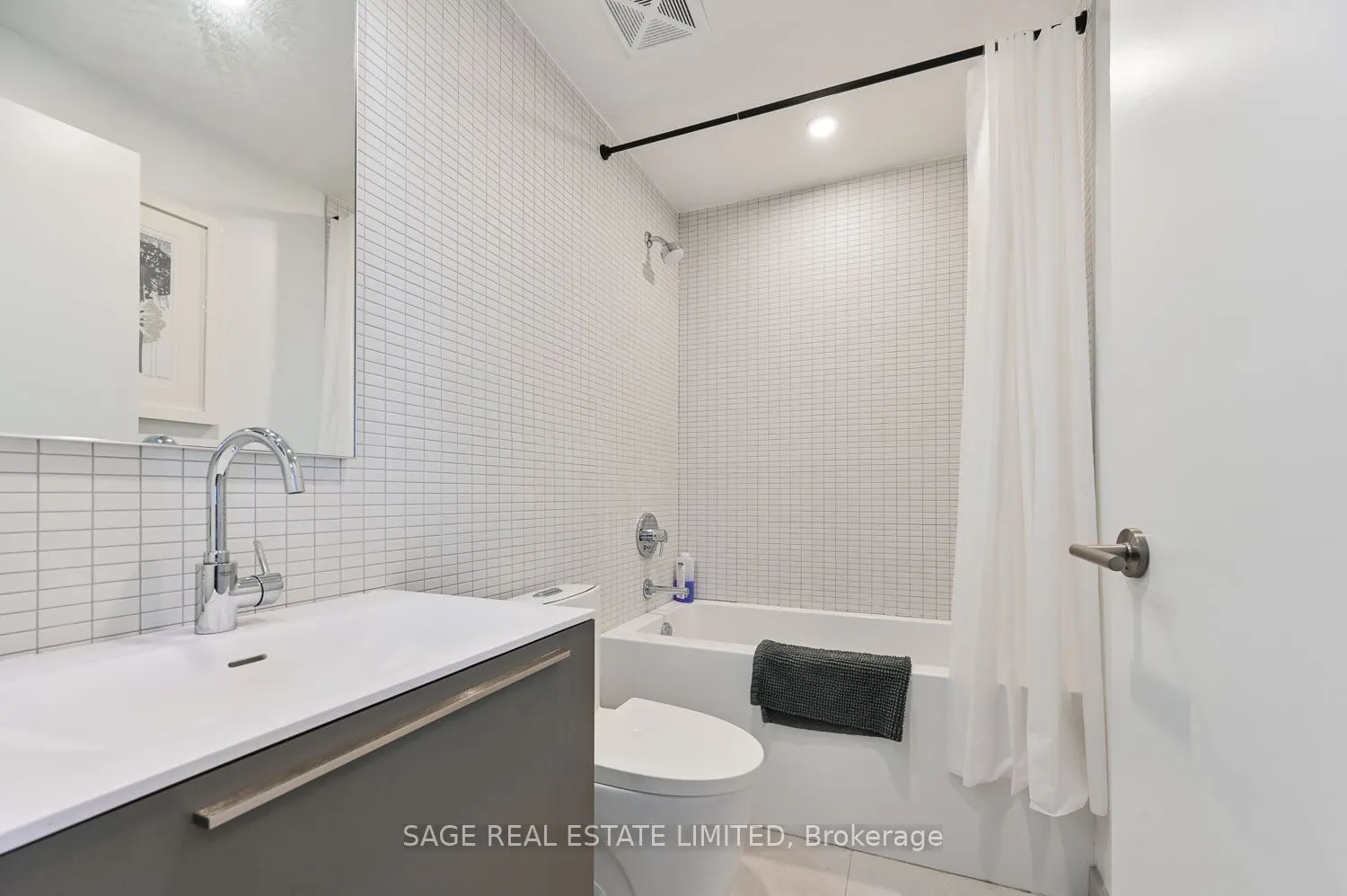 2720 Dundas Street W, #811