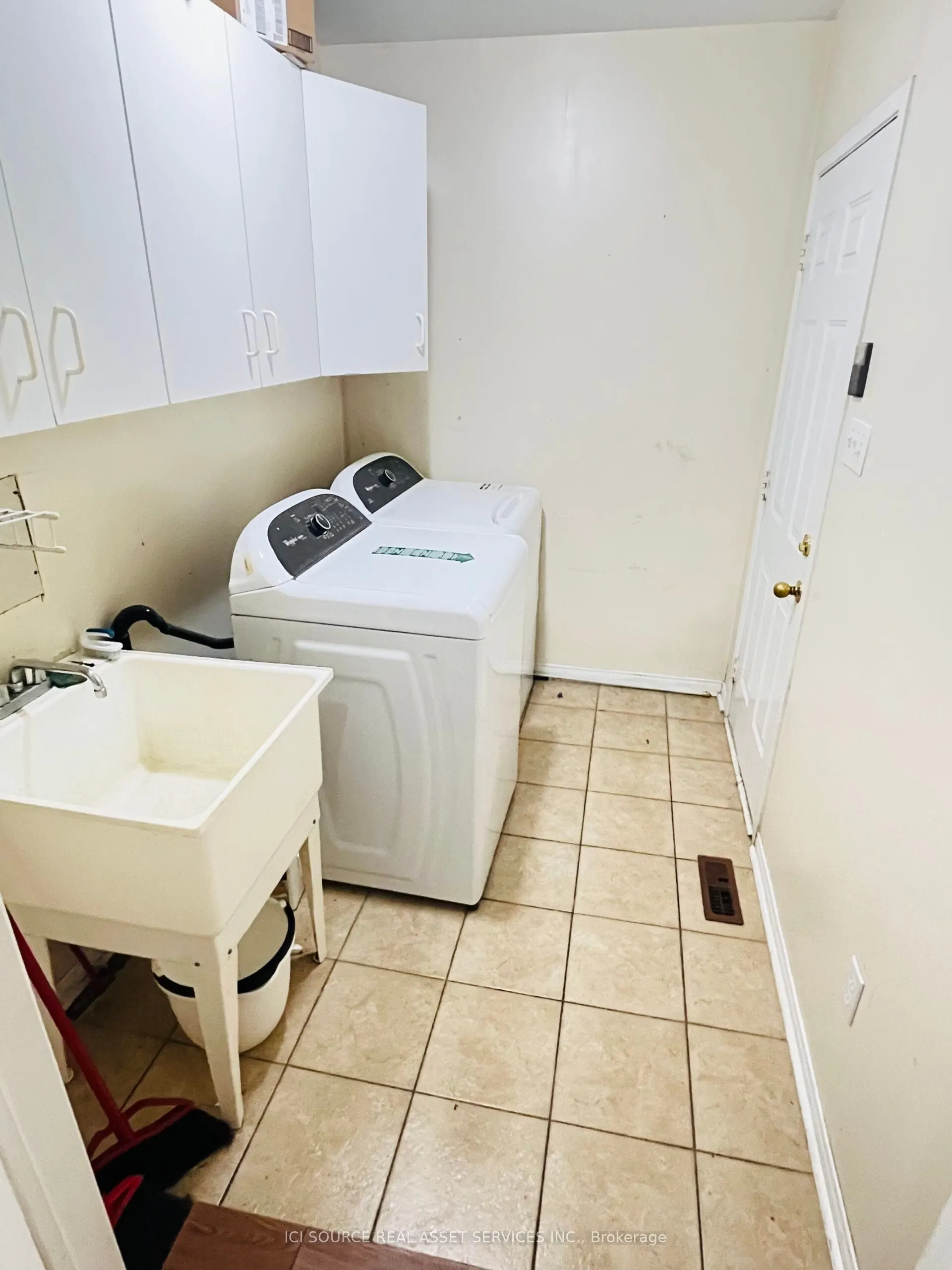 40 Treasure Drive, #Upper