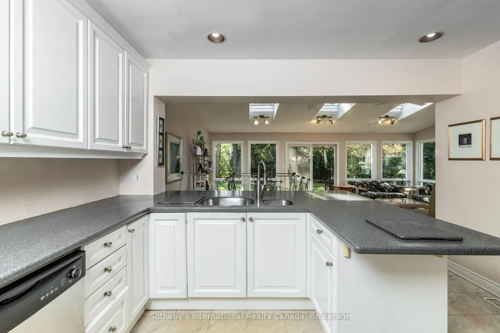98 Selgrove Crescent