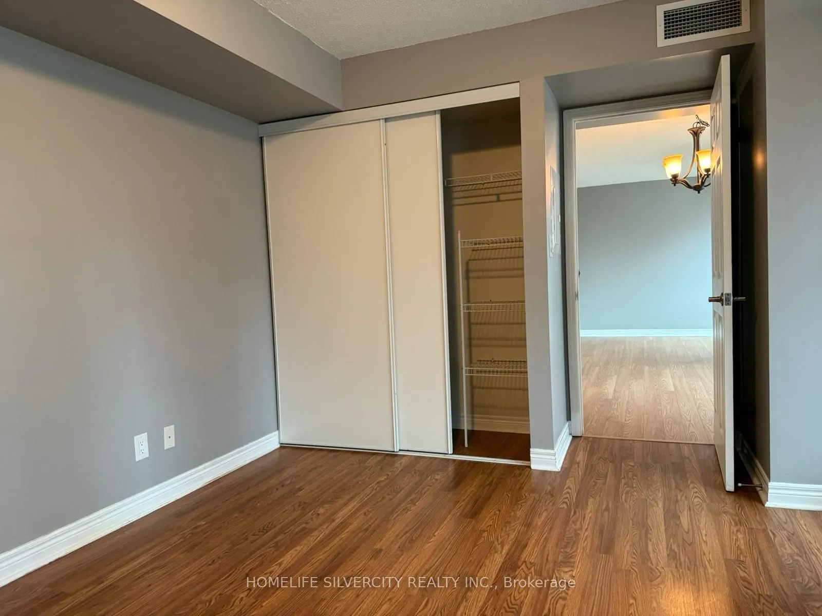 208 ENFIELD Place, #806
