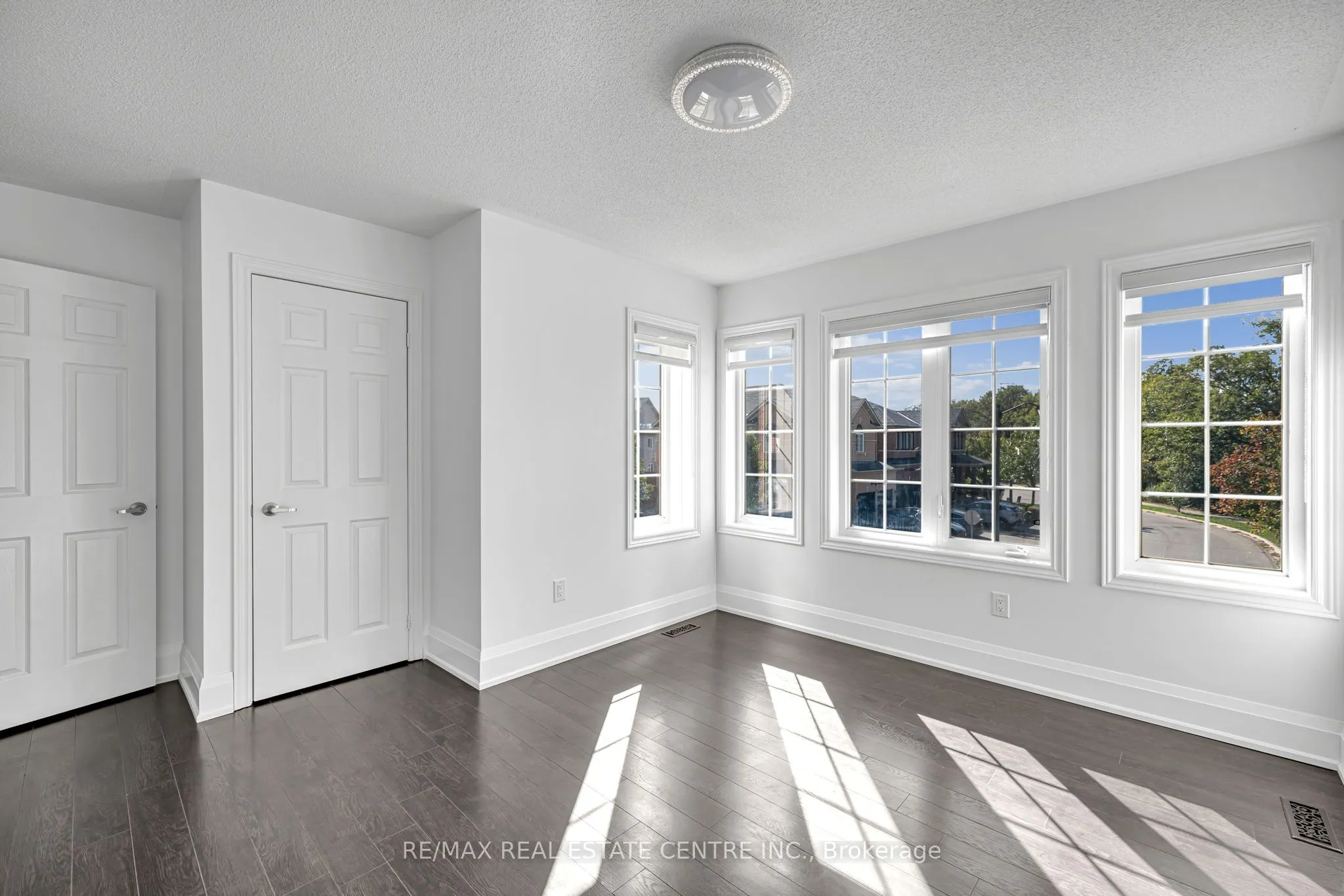 425 Bussel Crescent