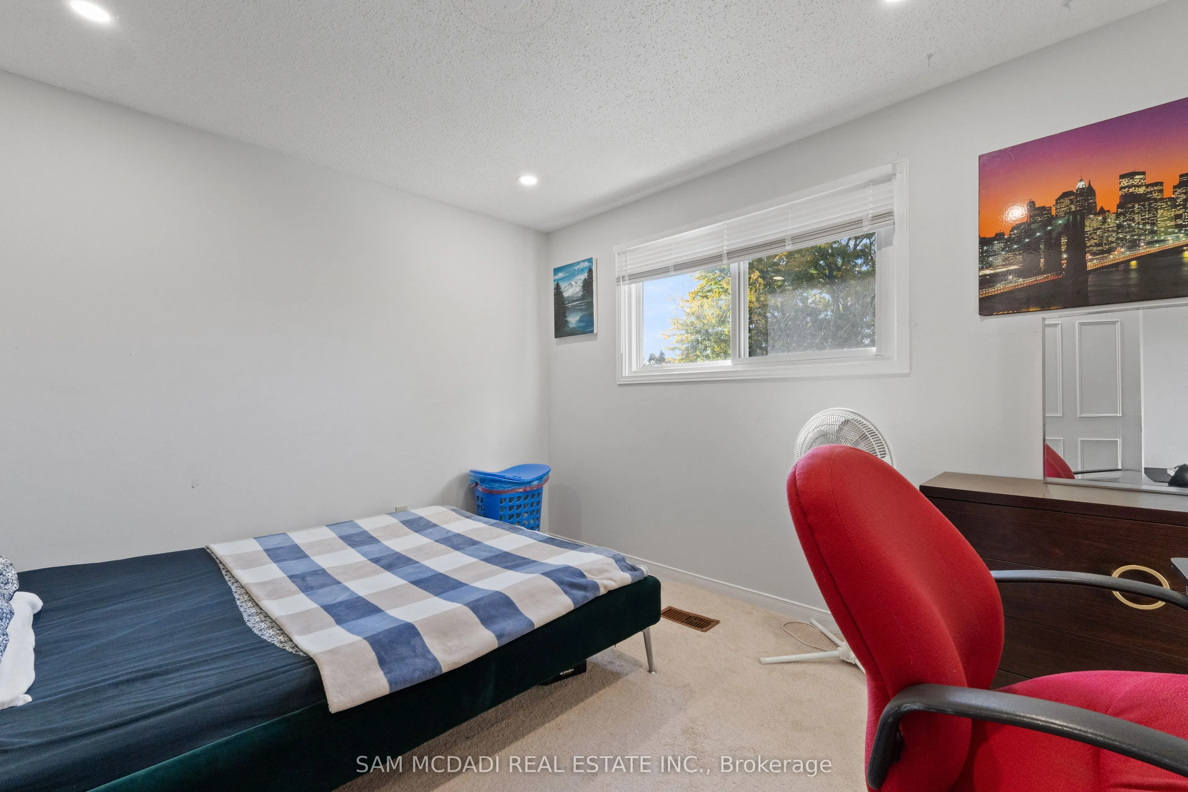 6906 Hickling Crescent