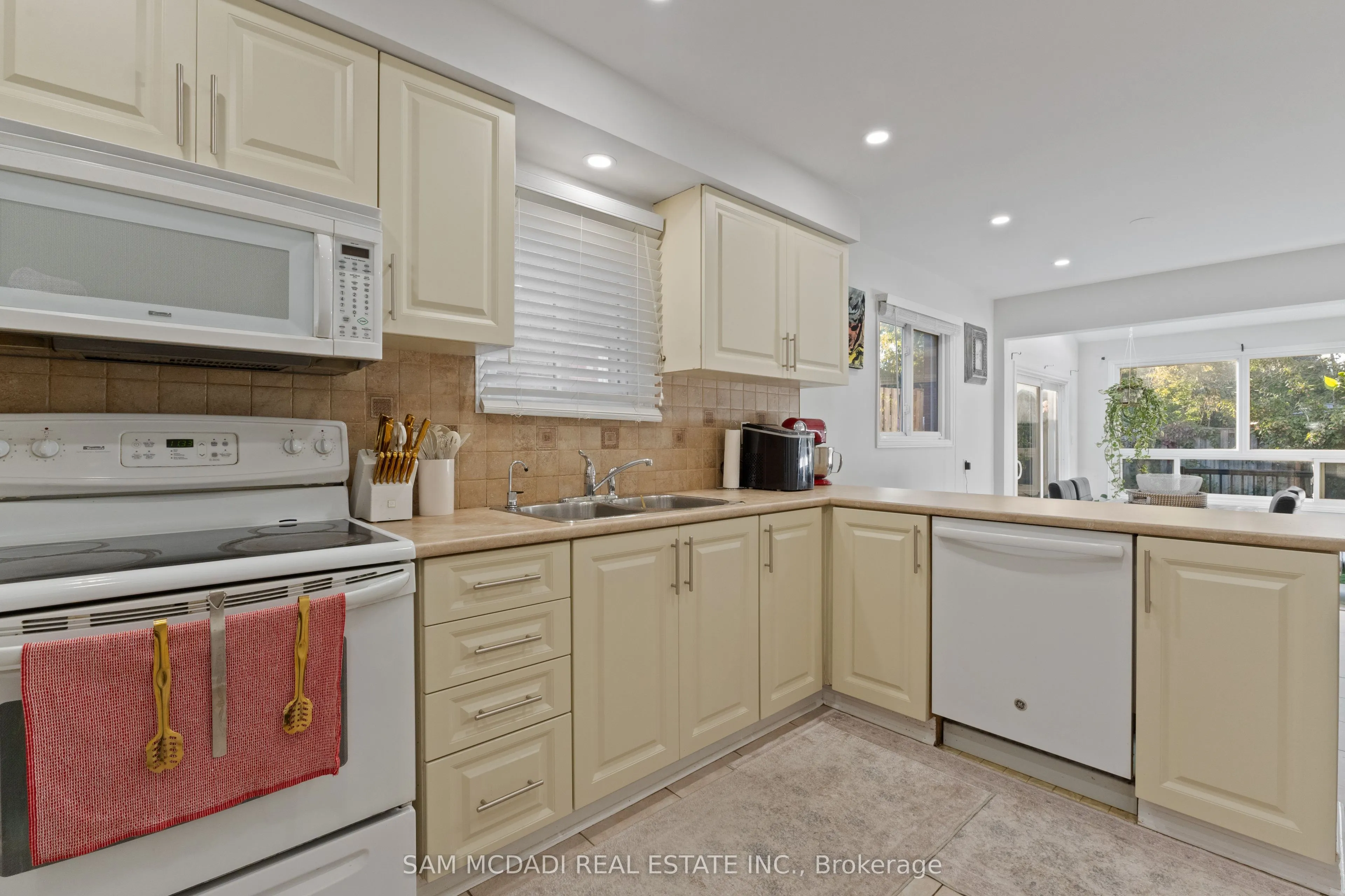 6906 Hickling Crescent