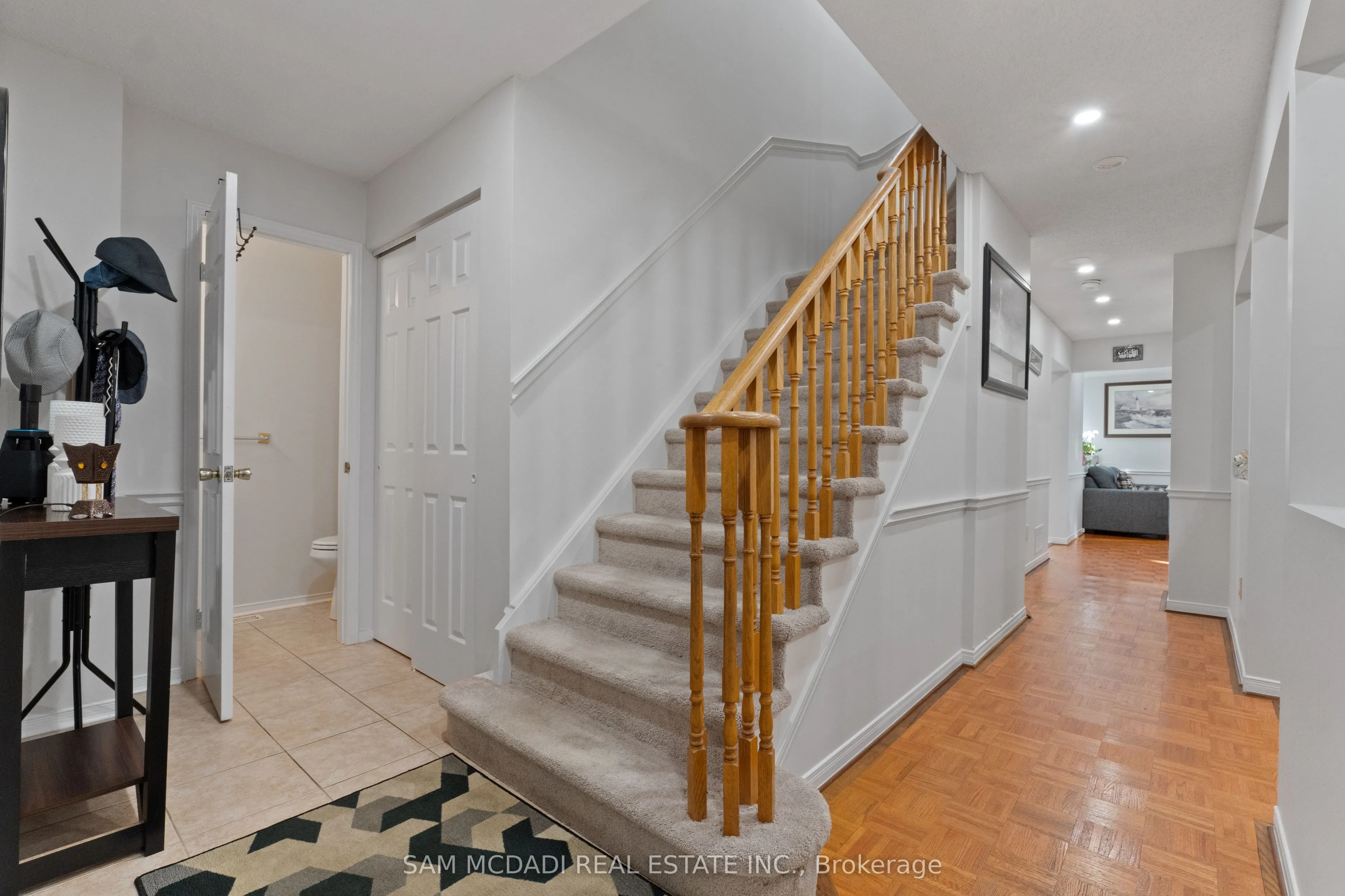6906 Hickling Crescent