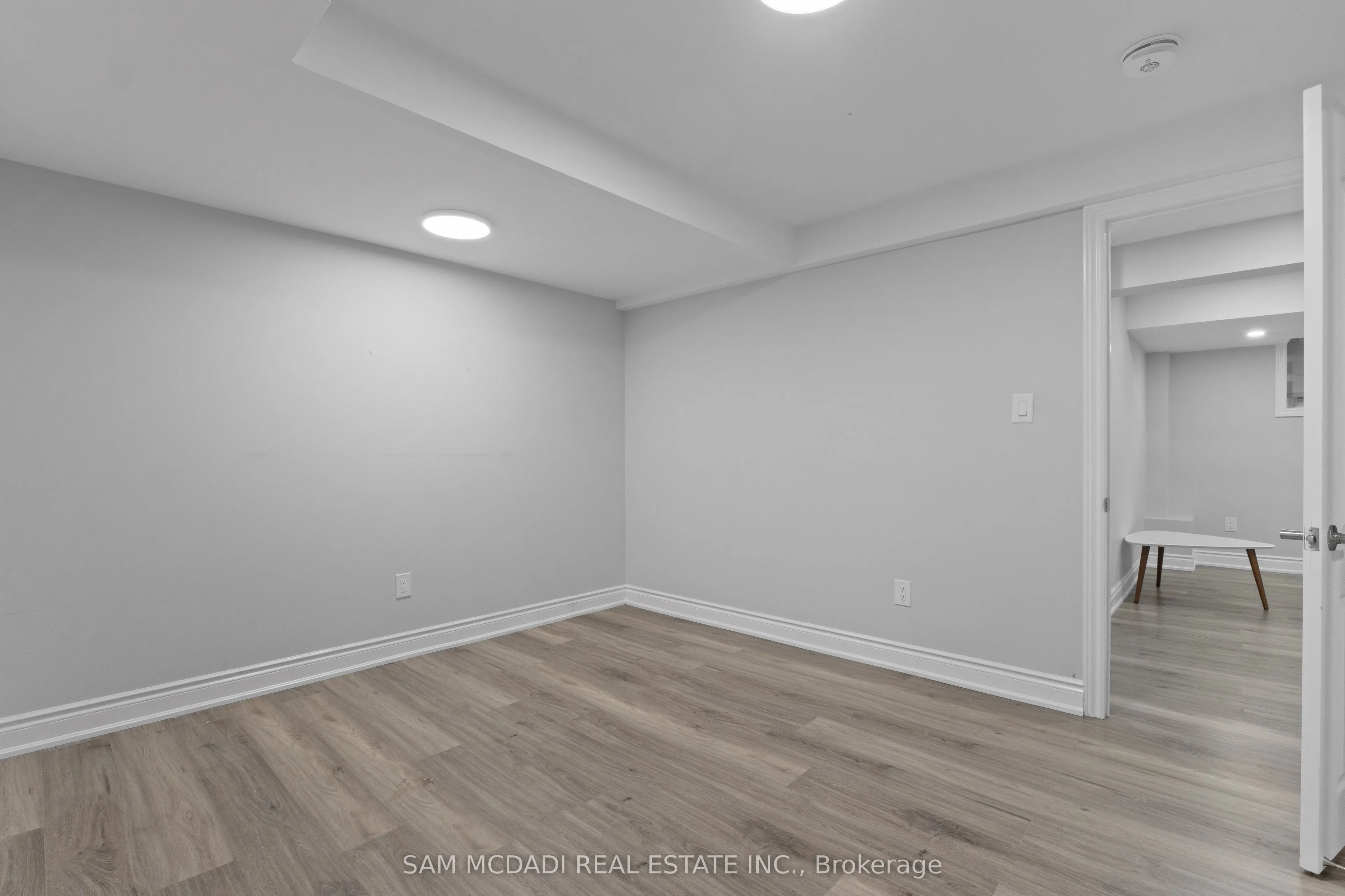 6906 Hickling Crescent