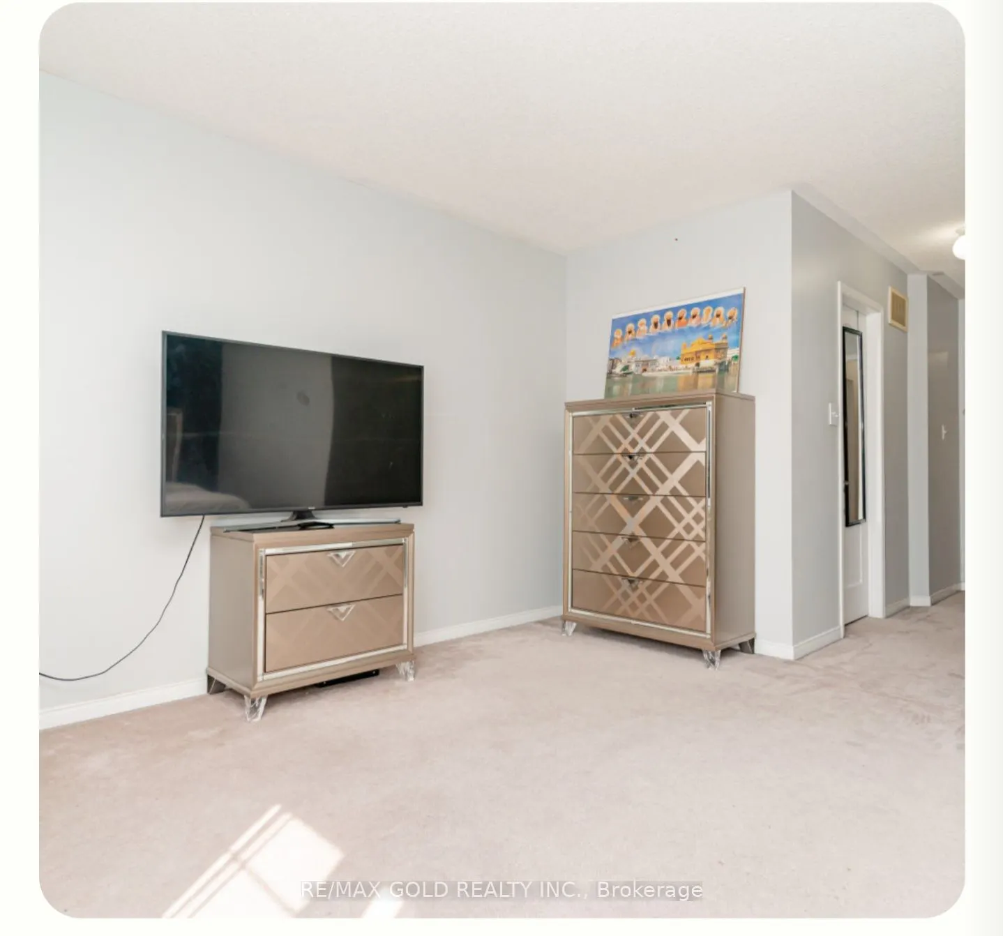 95 Crystalview Crescent, #(Main & 2nd Floor)