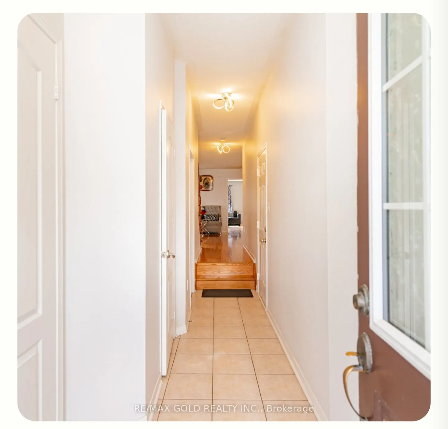 95 Crystalview Crescent, #(Main & 2nd Floor)