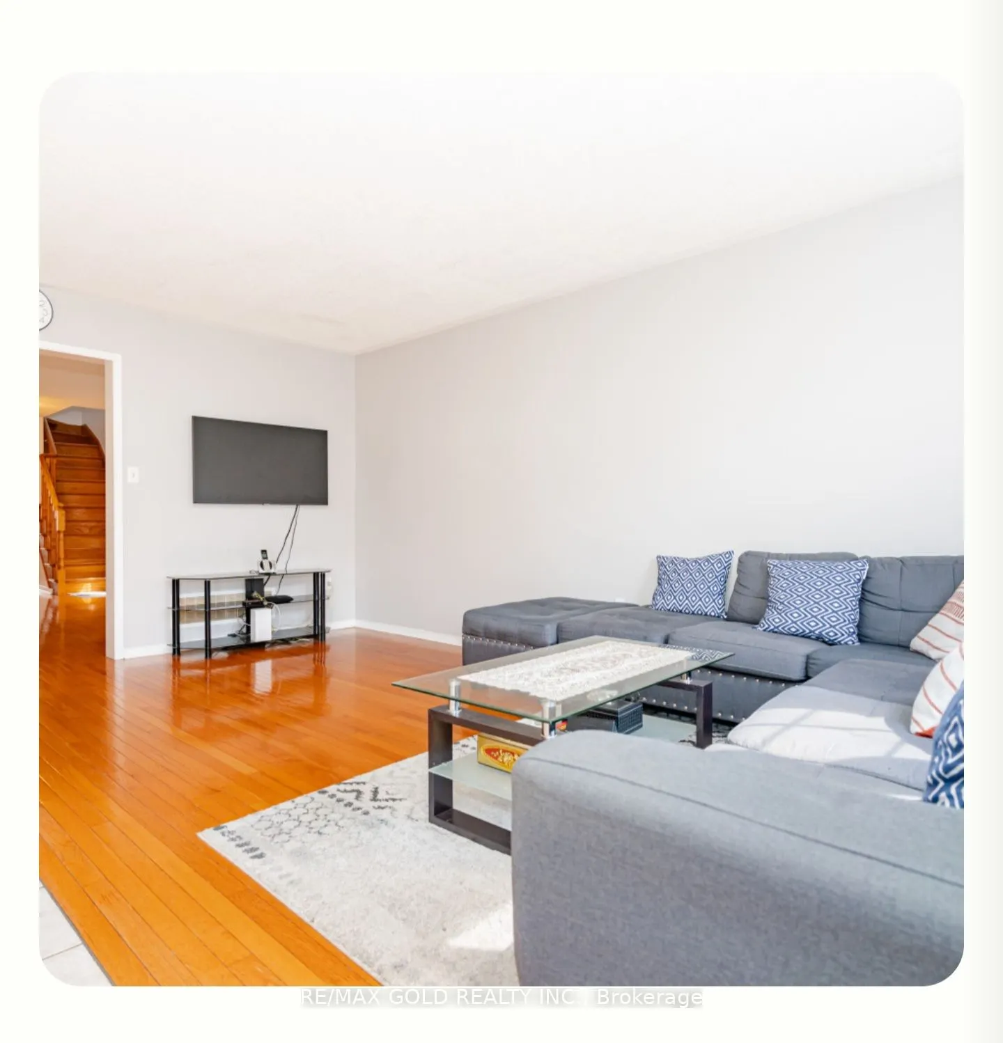 95 Crystalview Crescent, #(Main & 2nd Floor)