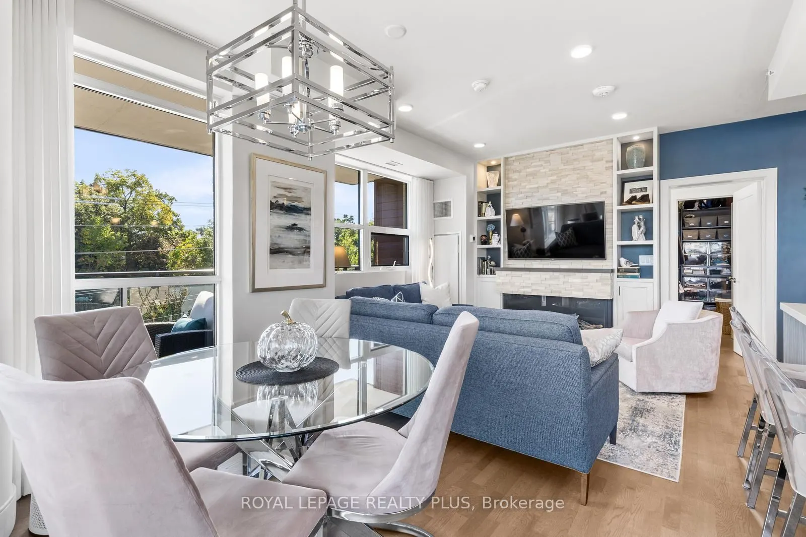 1575 lakeshore Road W, #327