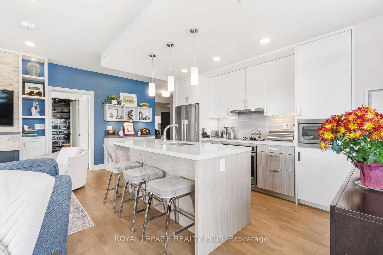 1575 lakeshore Road W, #327
