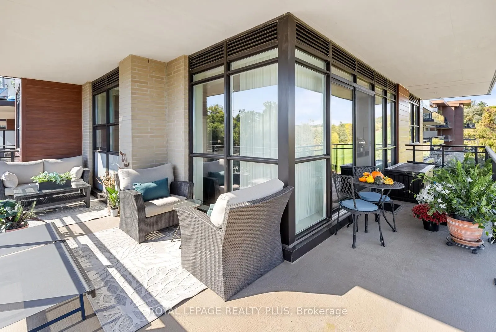 1575 lakeshore Road W, #327