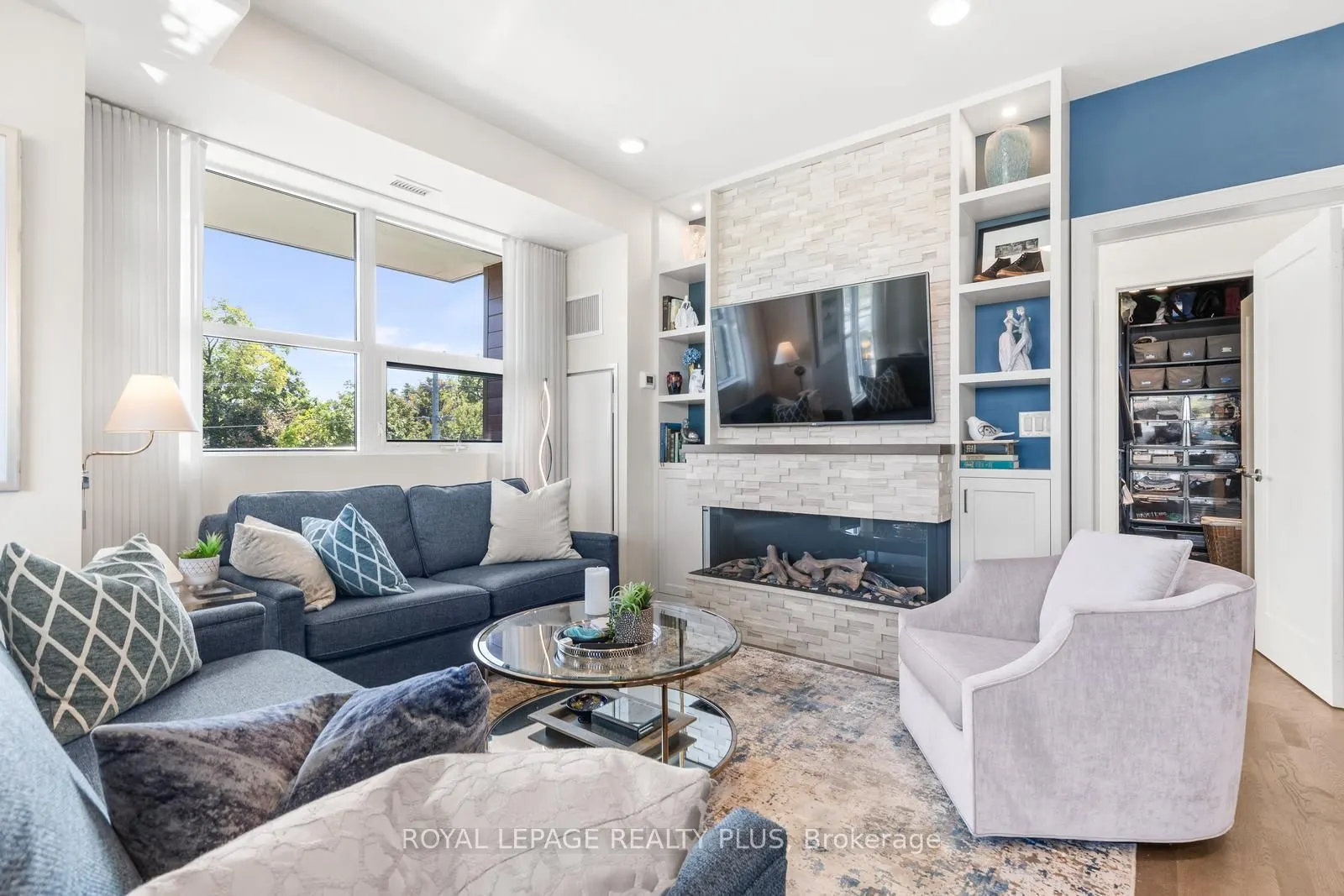 1575 lakeshore Road W, #327