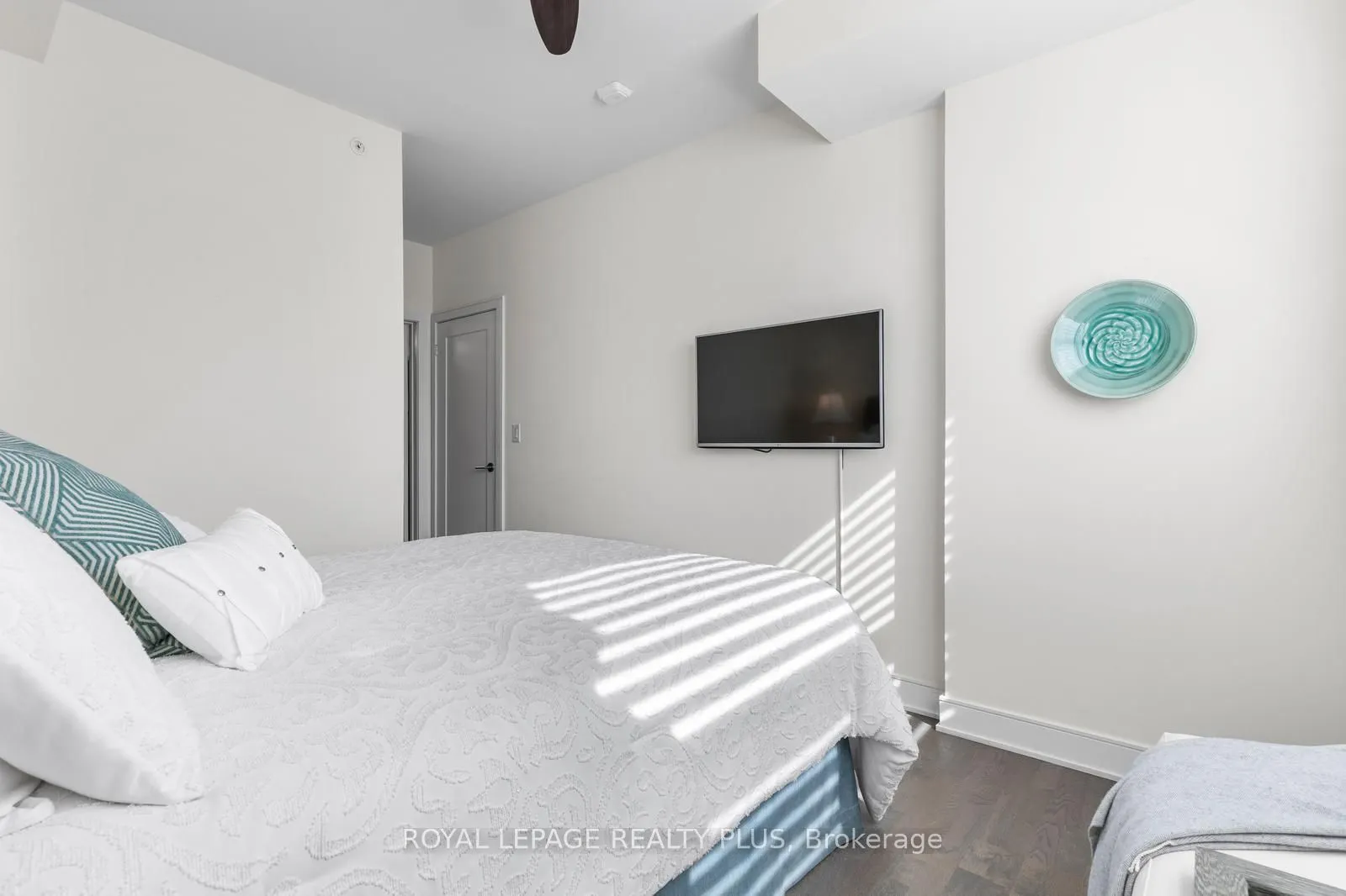 1575 lakeshore Road W, #327
