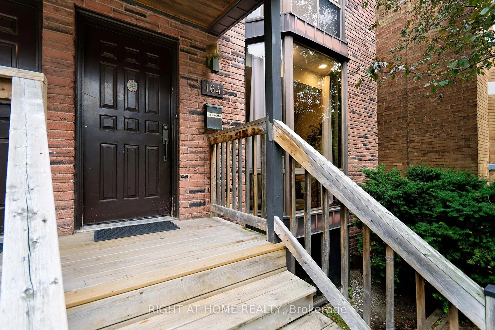 164 Quebec Avenue, #A
