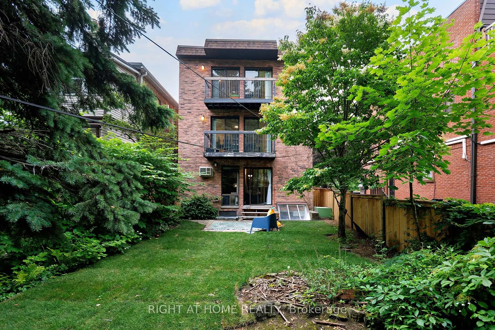 164 Quebec Avenue, #A