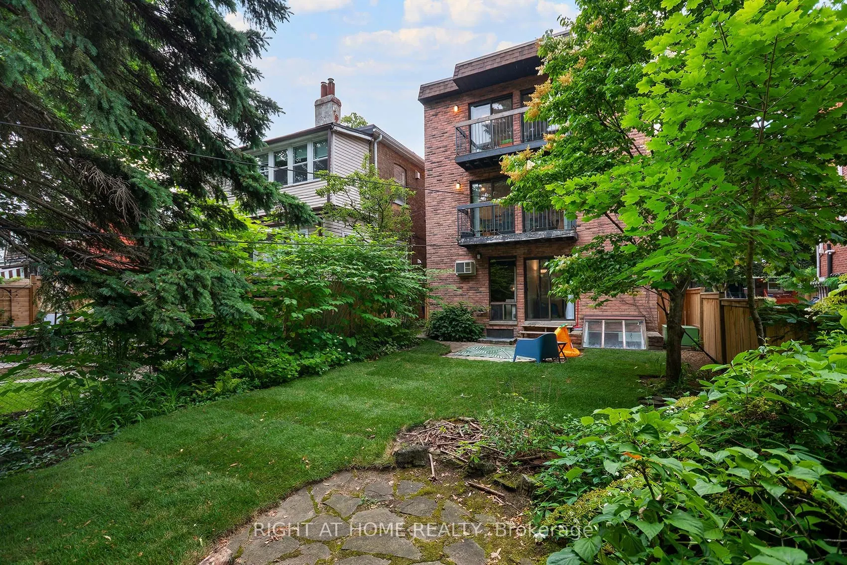 164 Quebec Avenue, #A