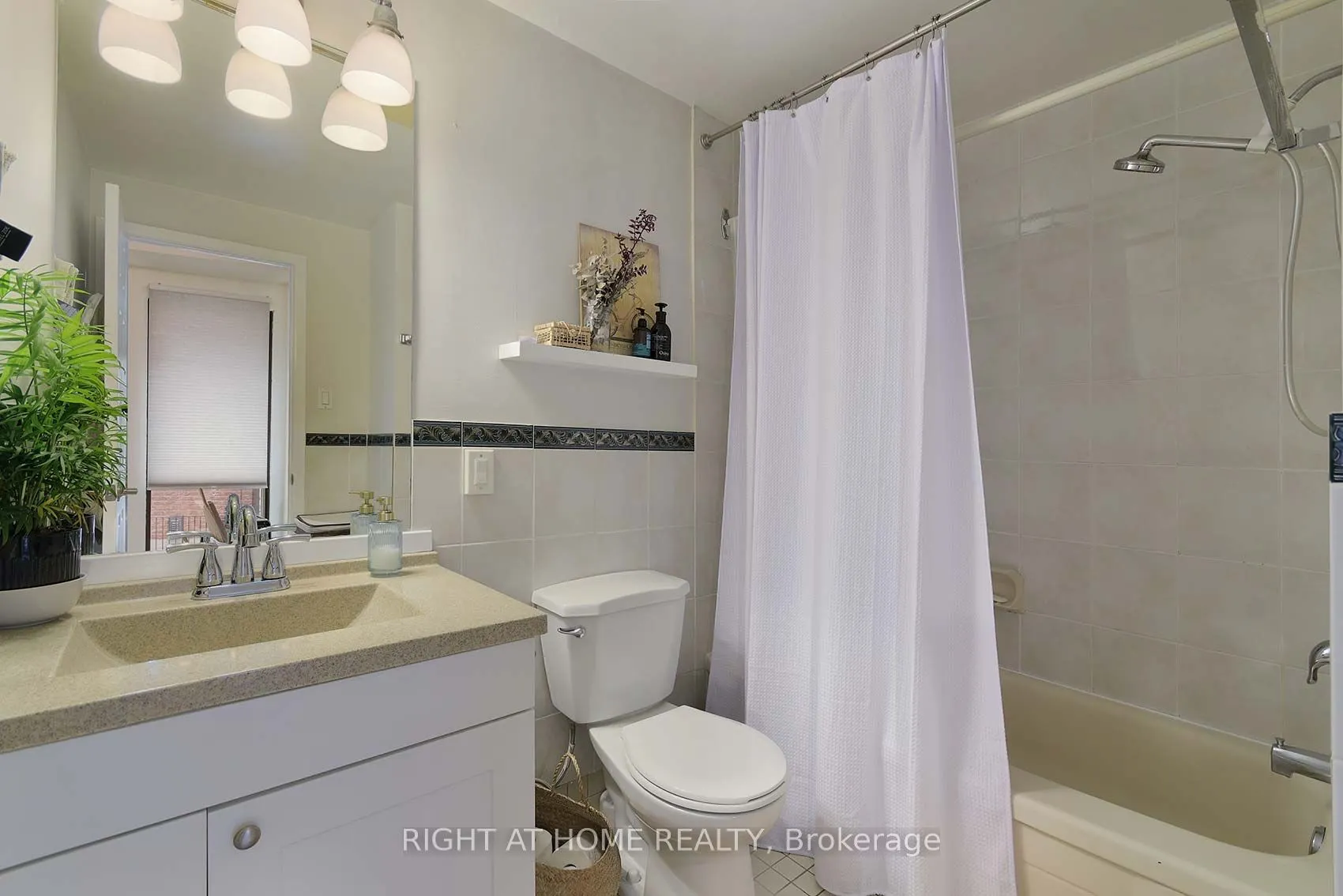 164 Quebec Avenue, #A
