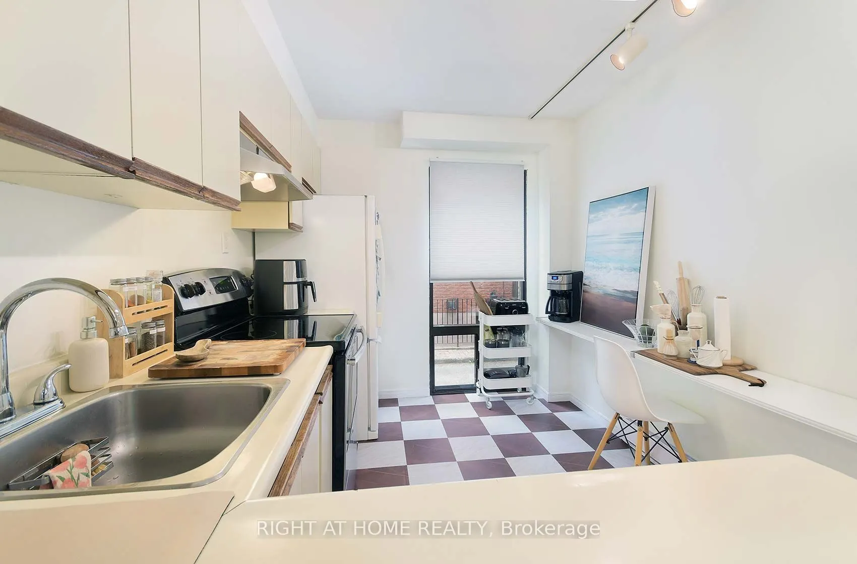 164 Quebec Avenue, #A
