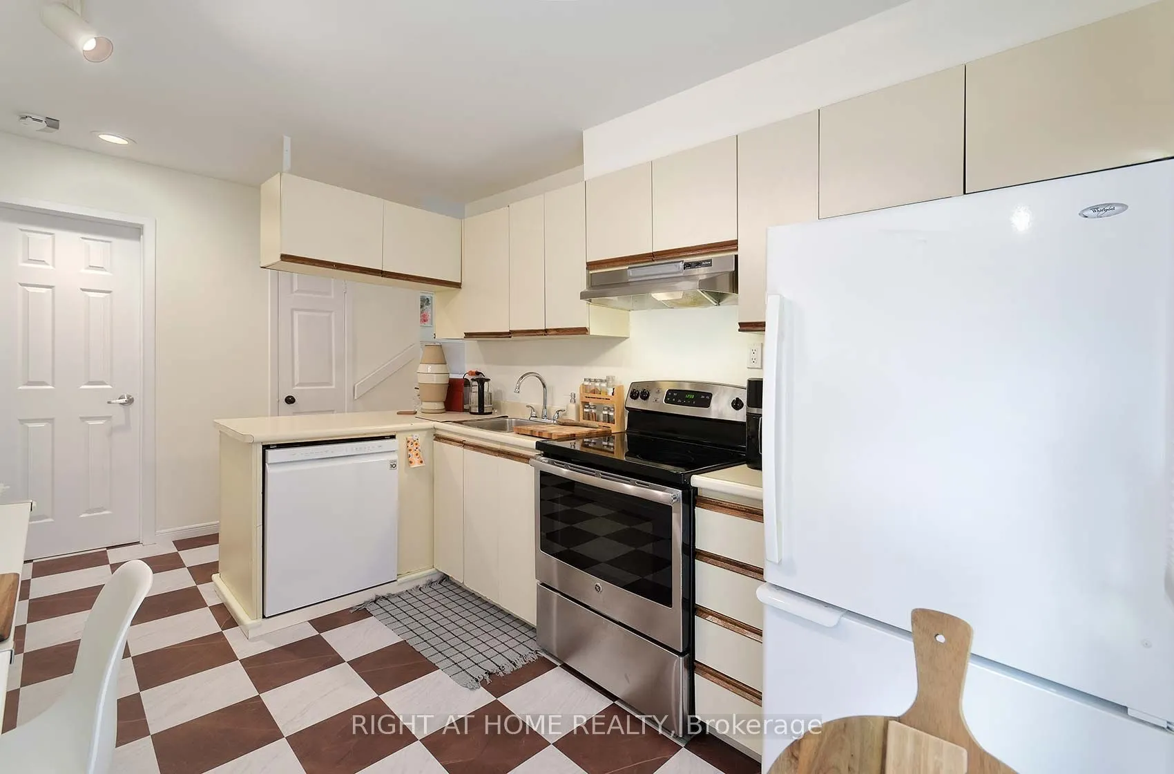 164 Quebec Avenue, #A