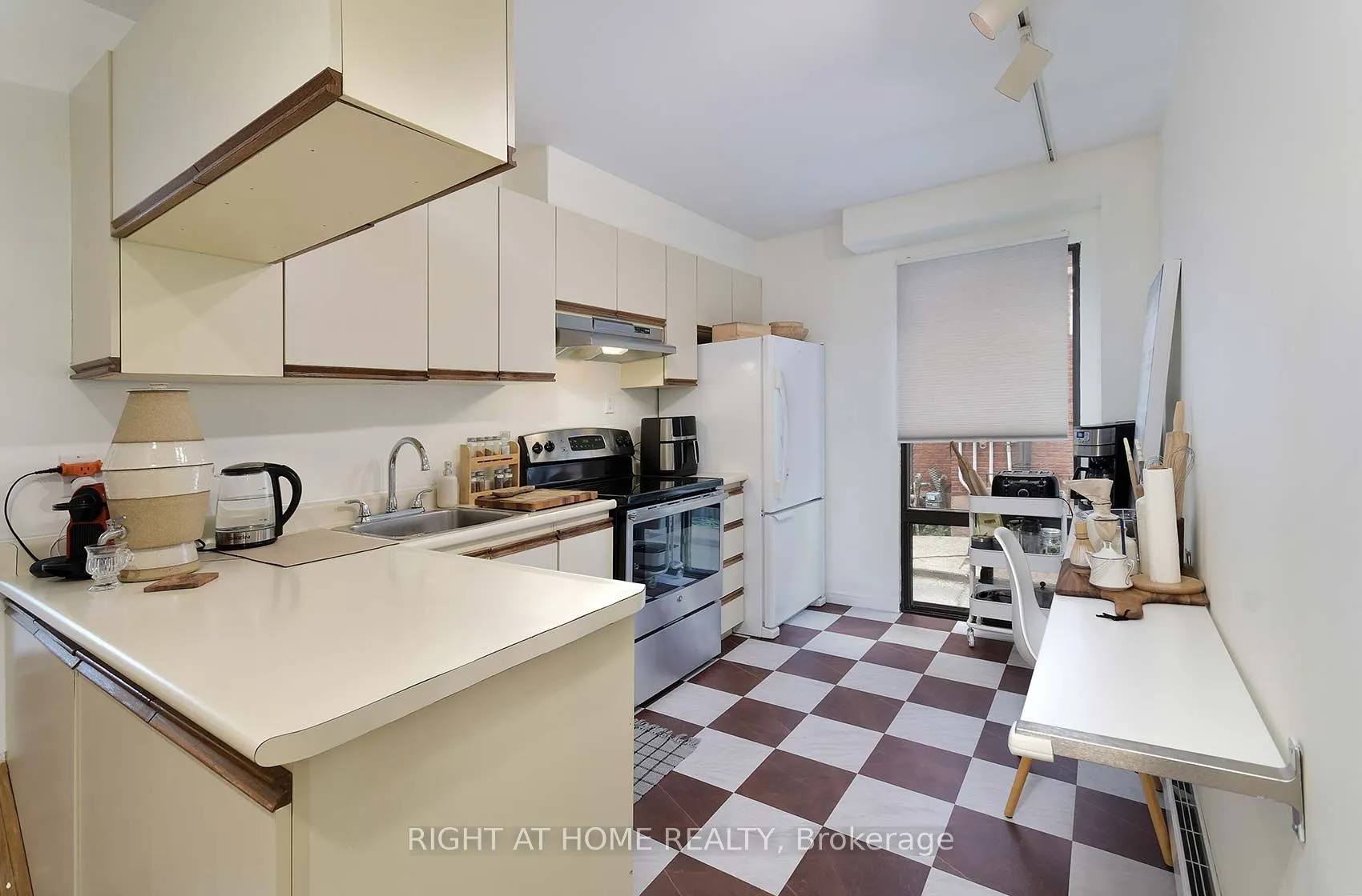 164 Quebec Avenue, #A