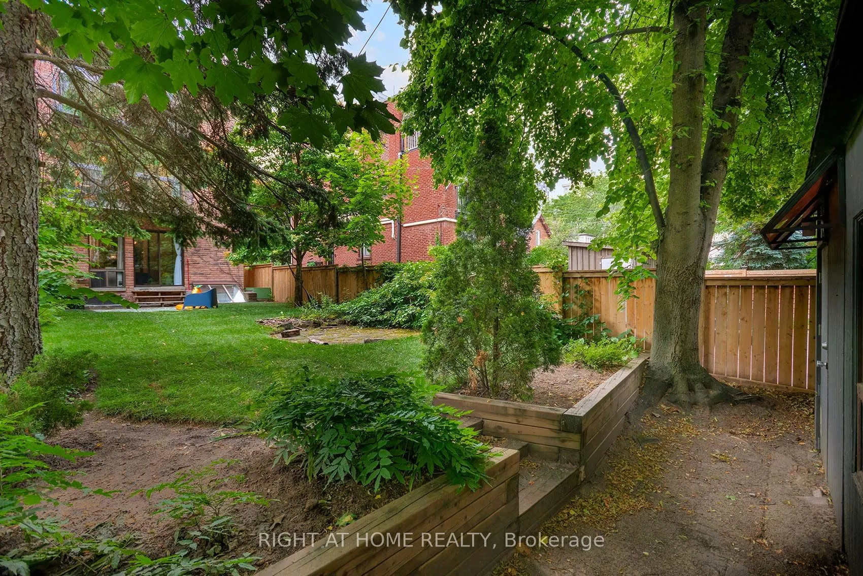 164 Quebec Avenue, #A