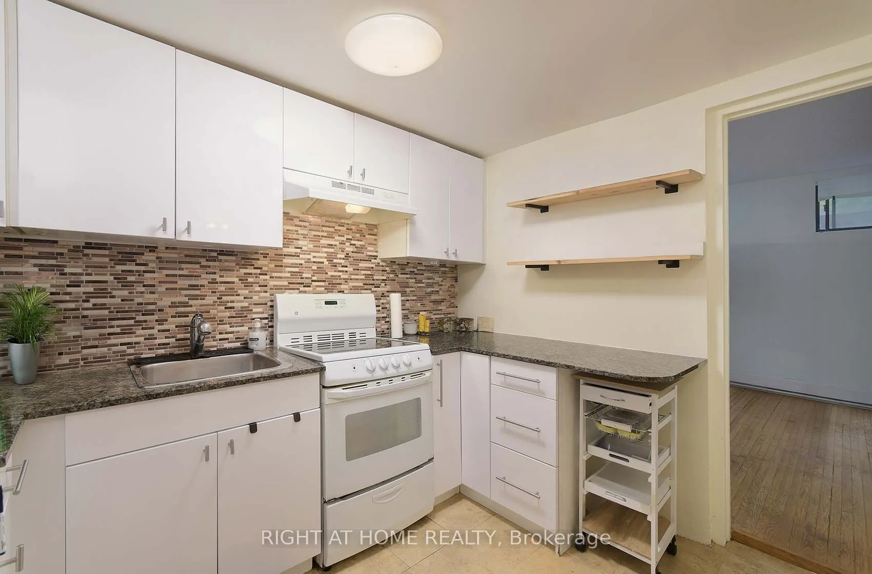 164 Quebec Avenue, #C