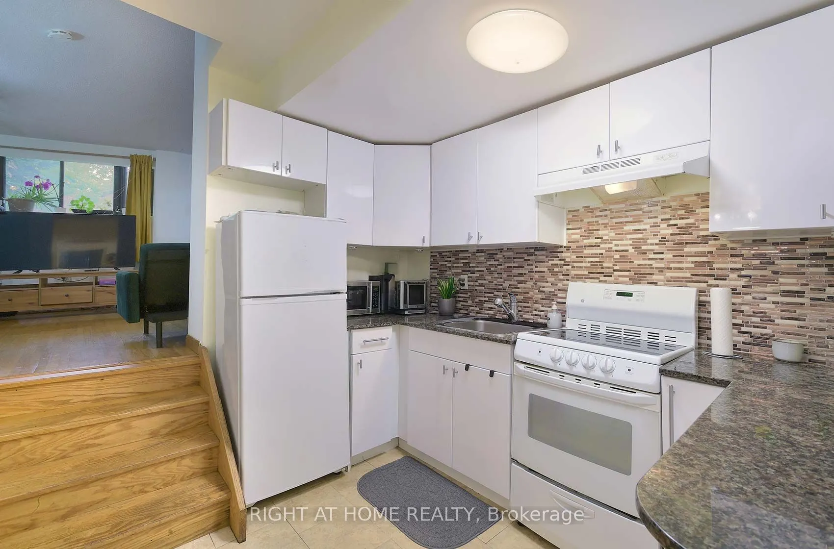 164 Quebec Avenue, #C