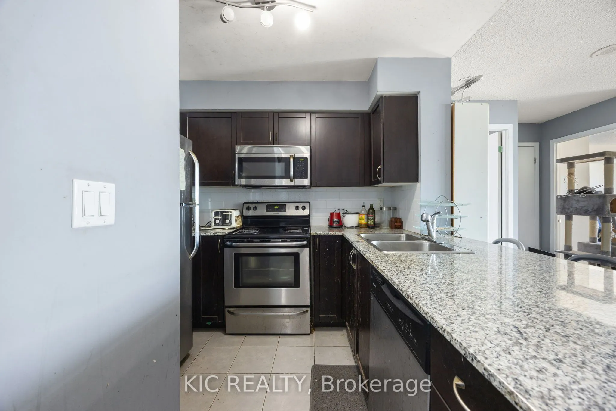 812 Lansdowne Avenue, #901