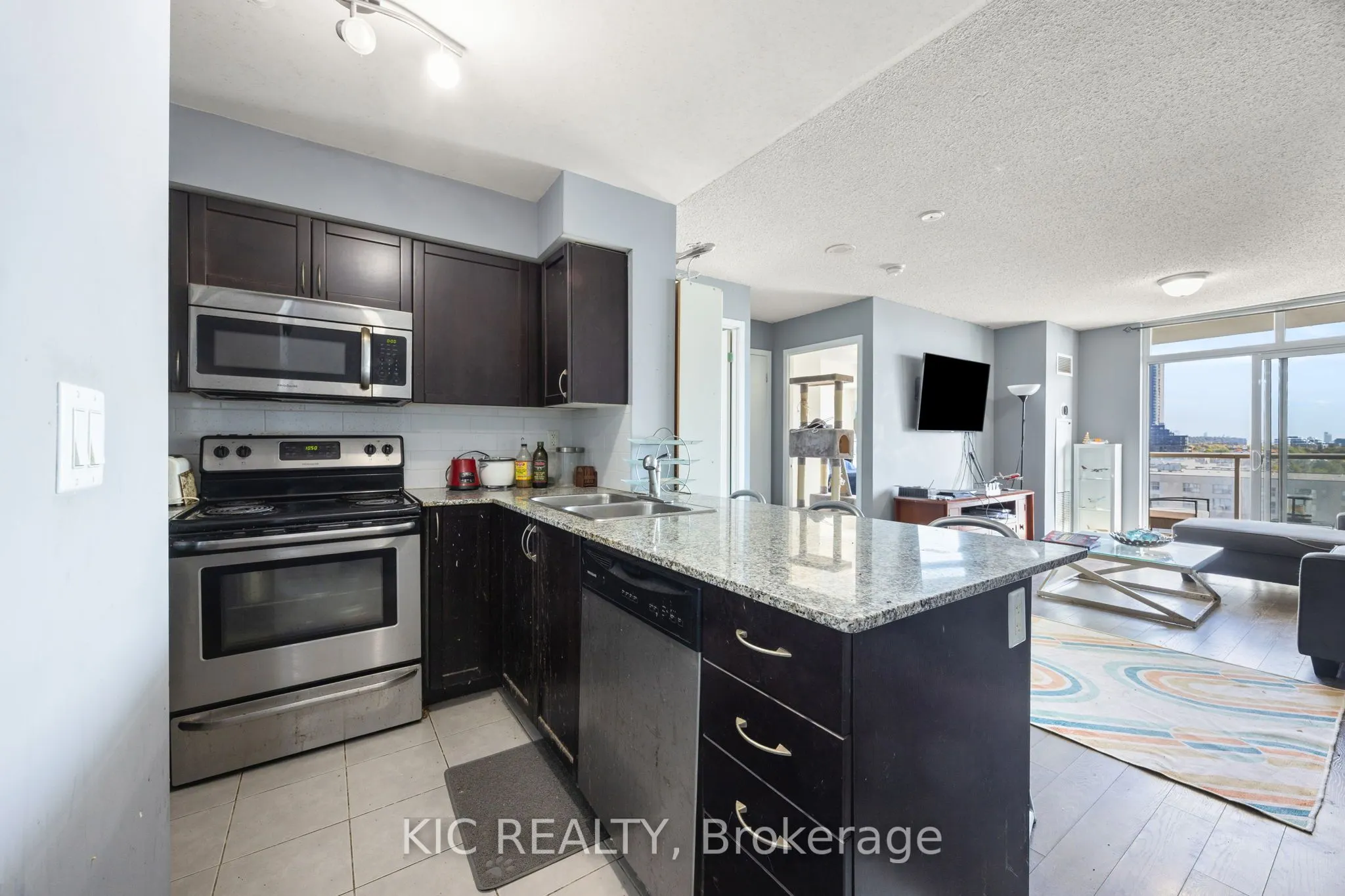 812 Lansdowne Avenue, #901