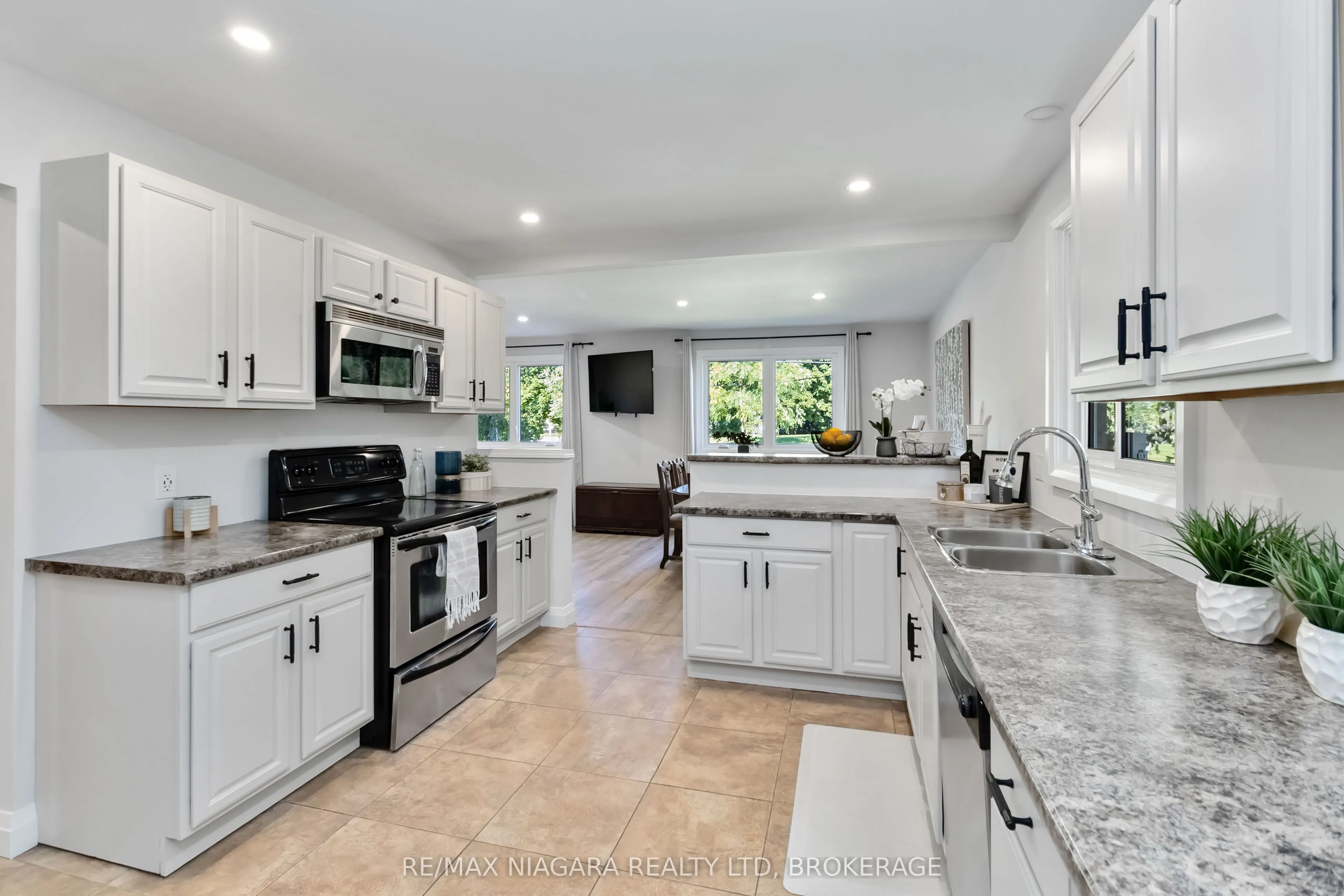 2230 QUEENSWAY Drive