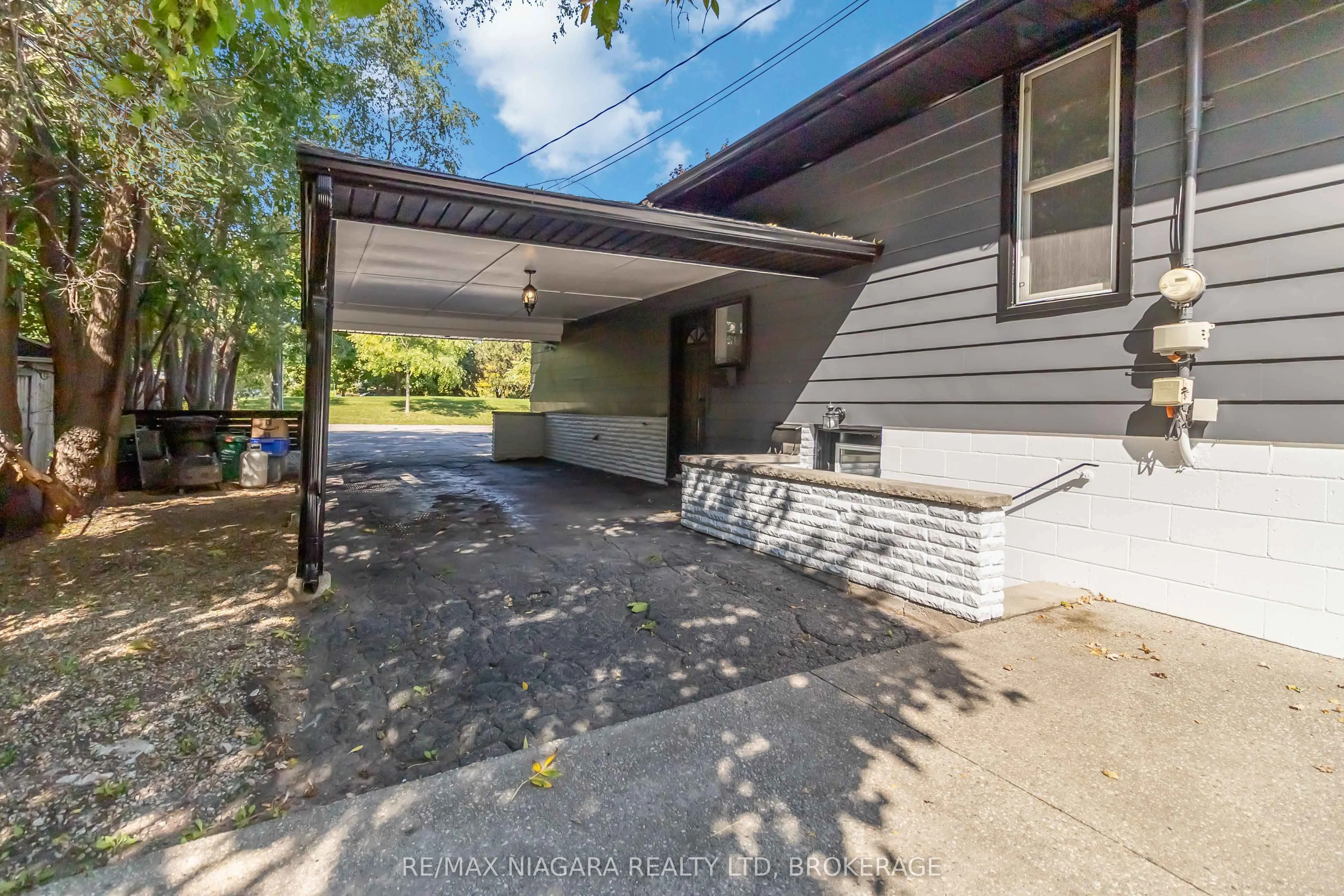 2230 QUEENSWAY Drive