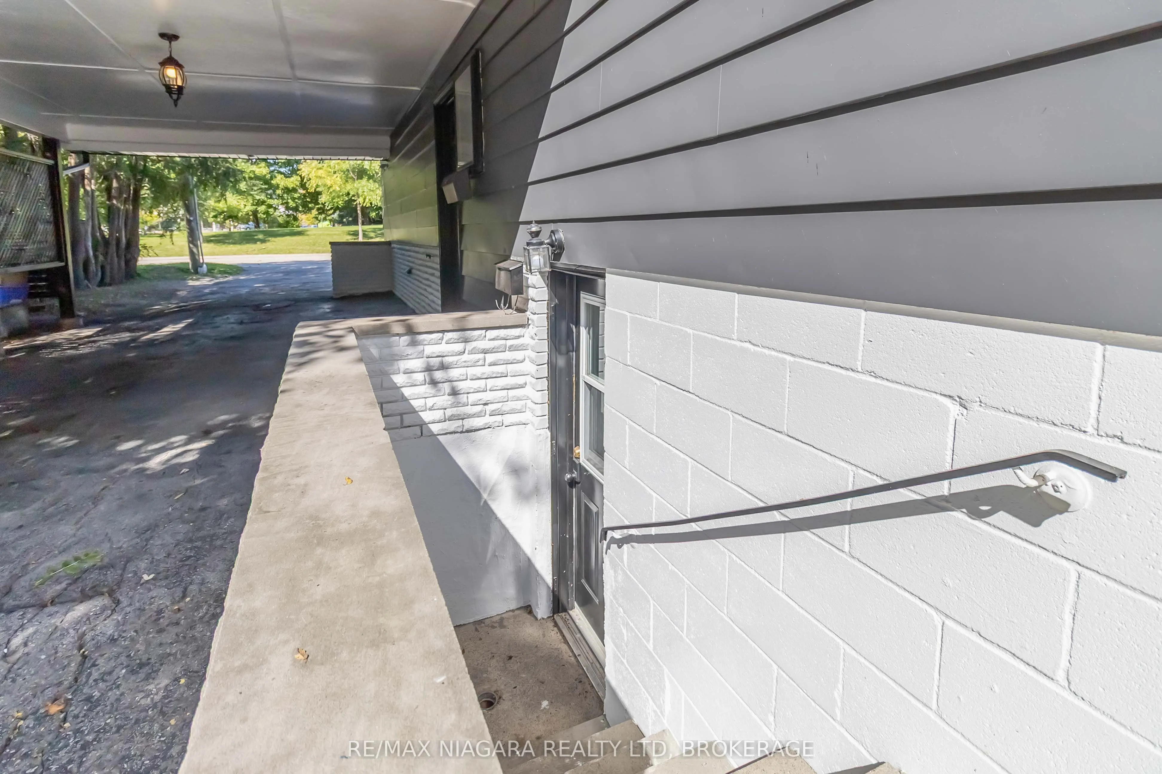 2230 QUEENSWAY Drive