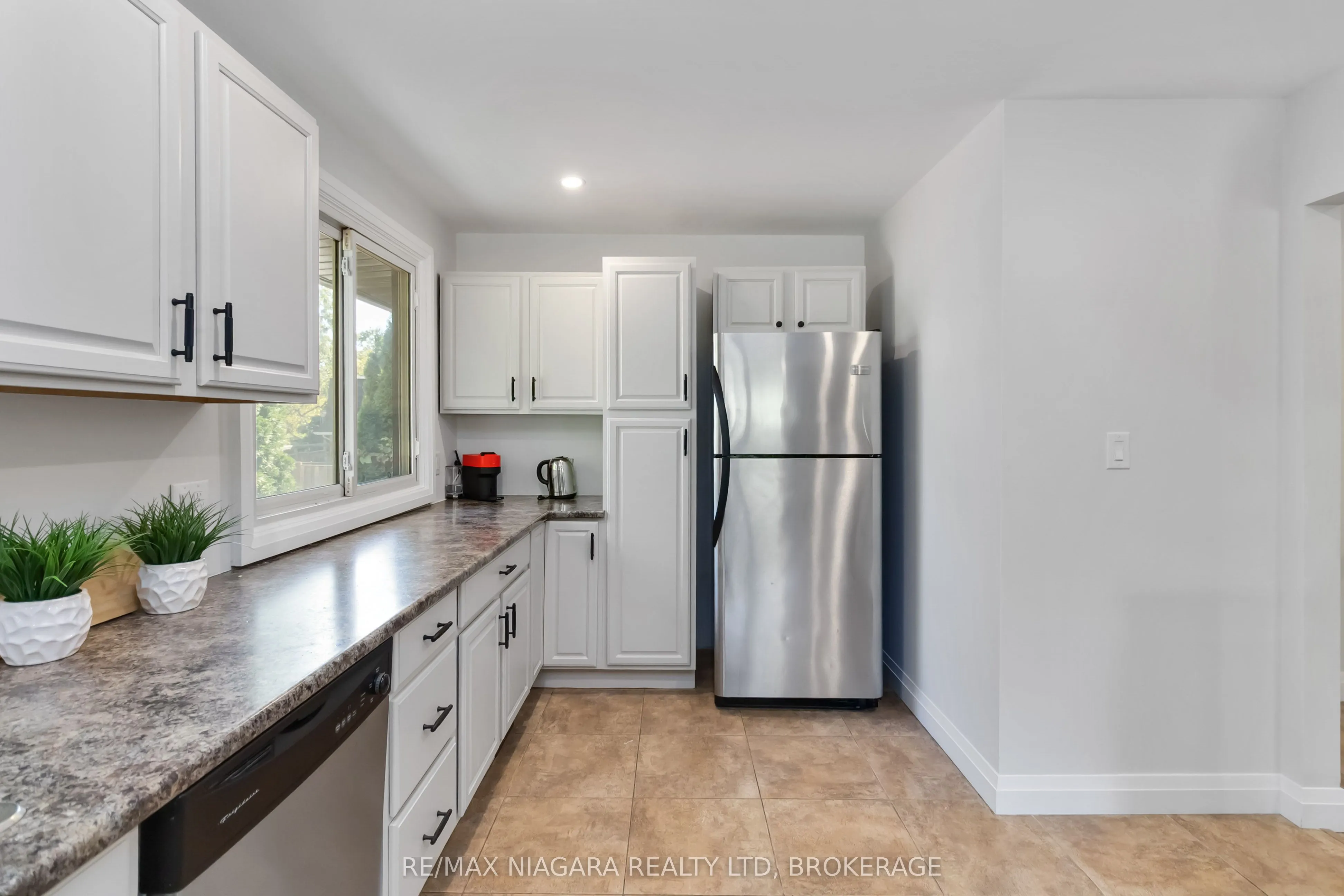 2230 QUEENSWAY Drive
