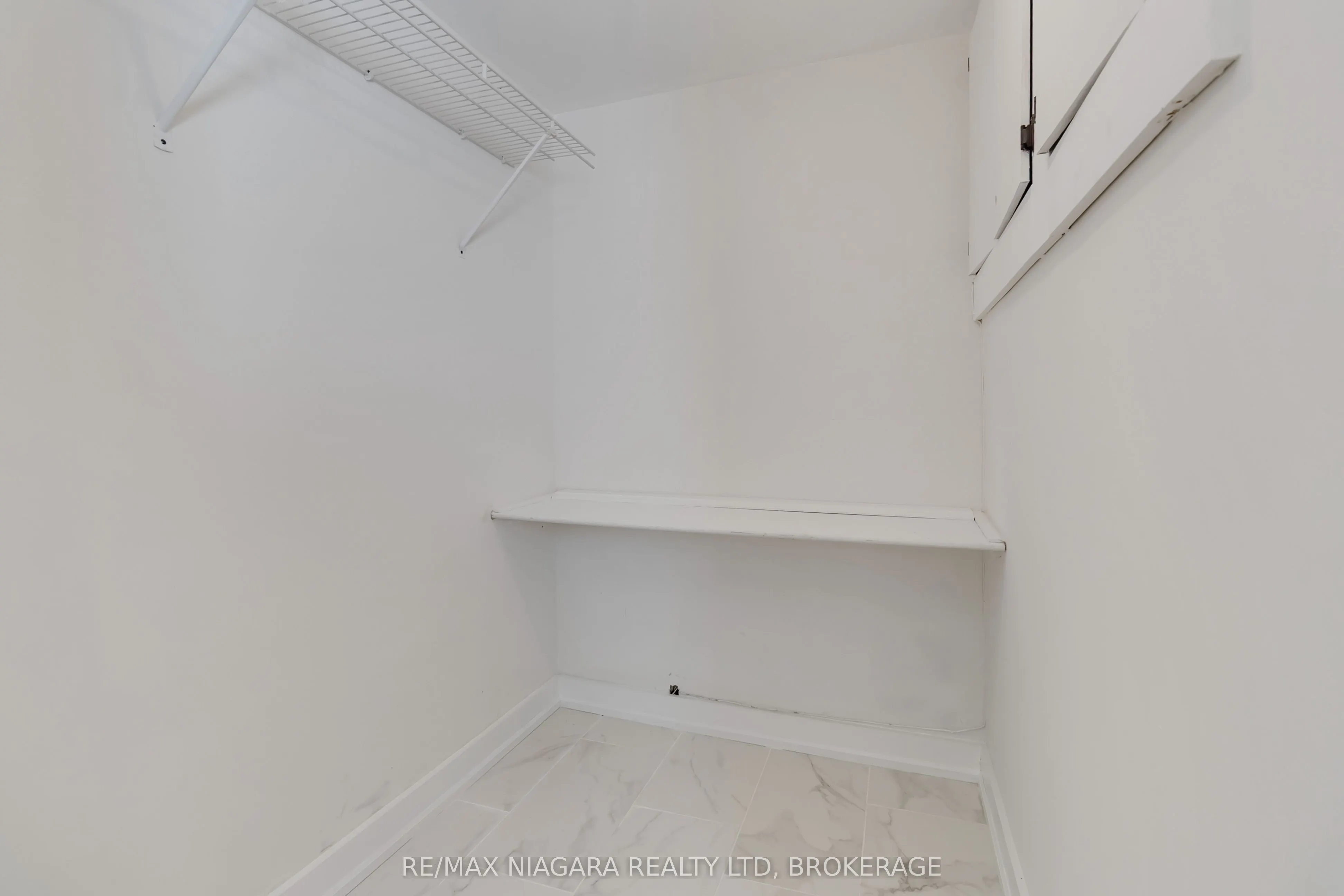 2230 QUEENSWAY Drive