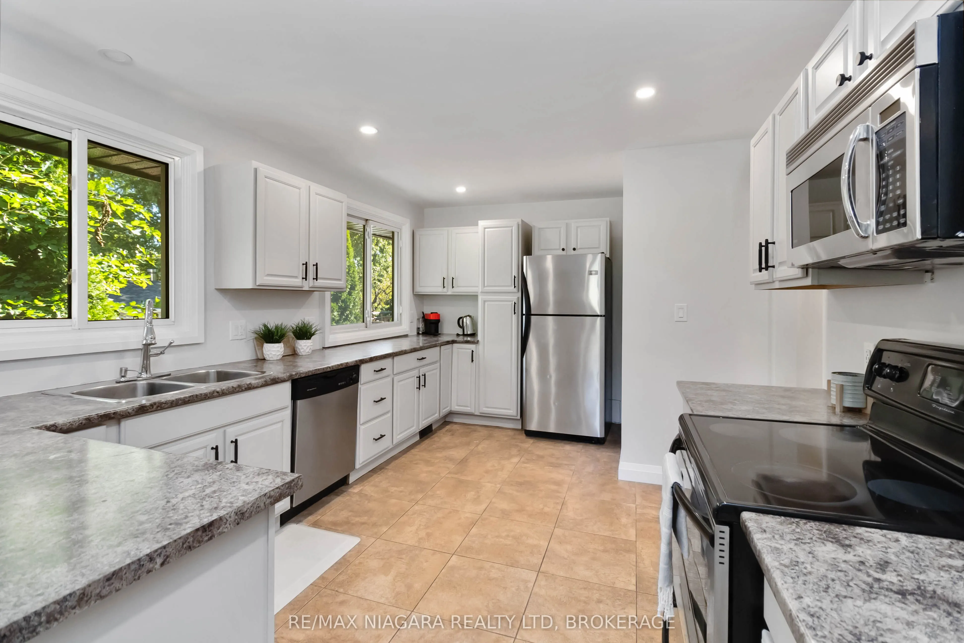 2230 QUEENSWAY Drive