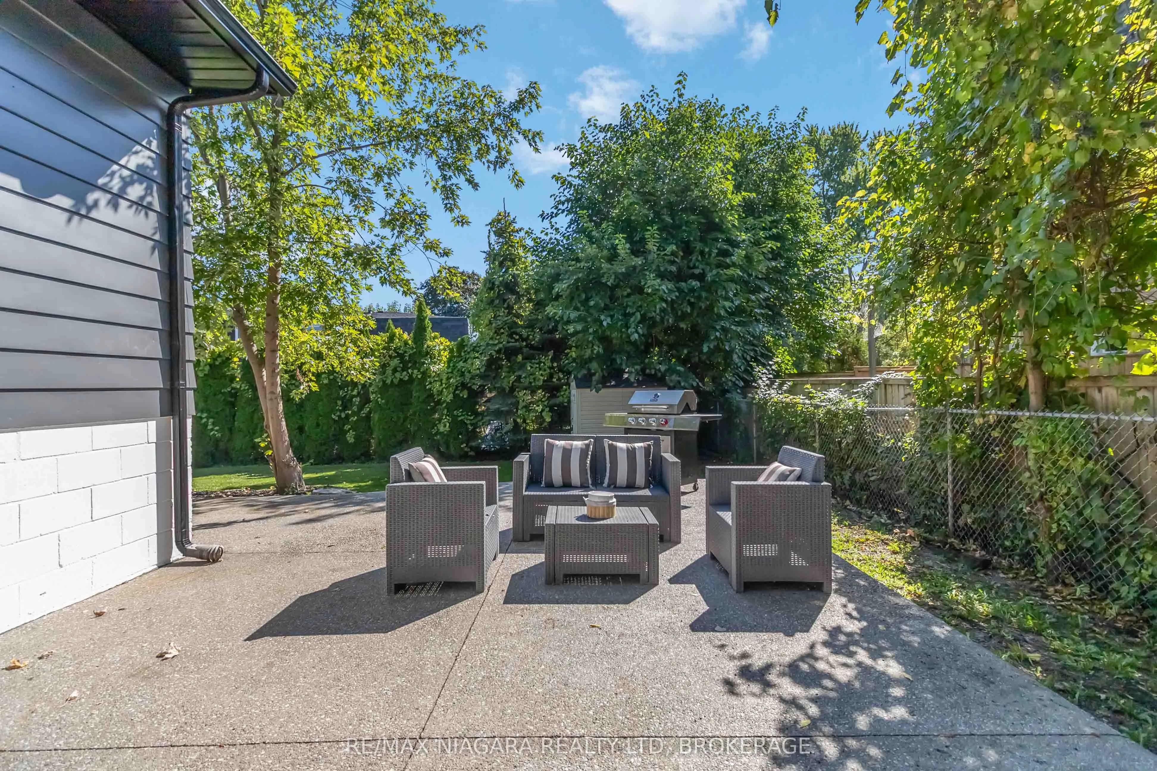 2230 QUEENSWAY Drive