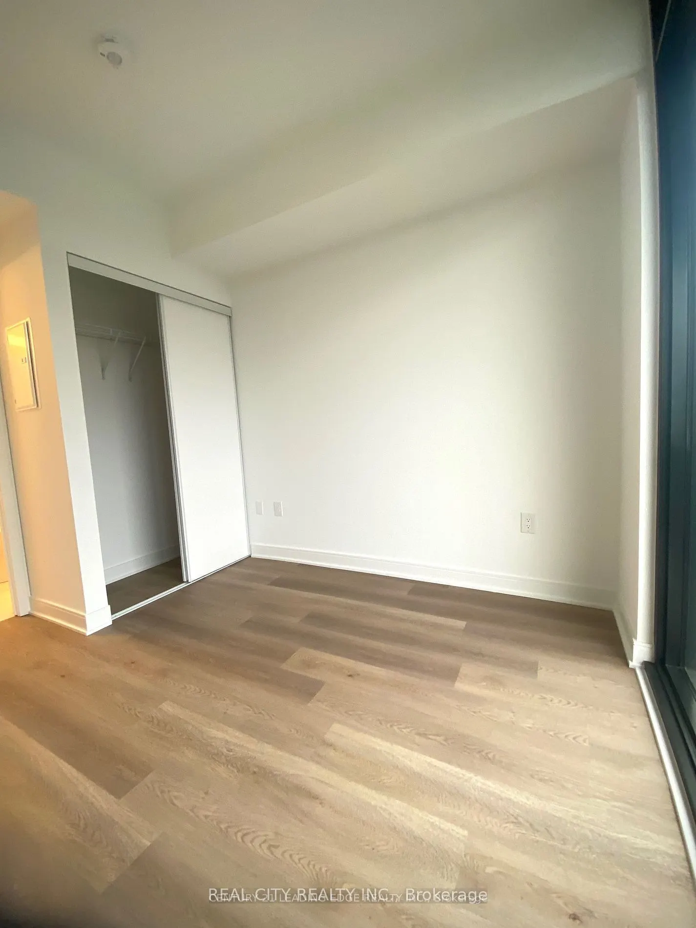 86 DUNDAS Street E, #907