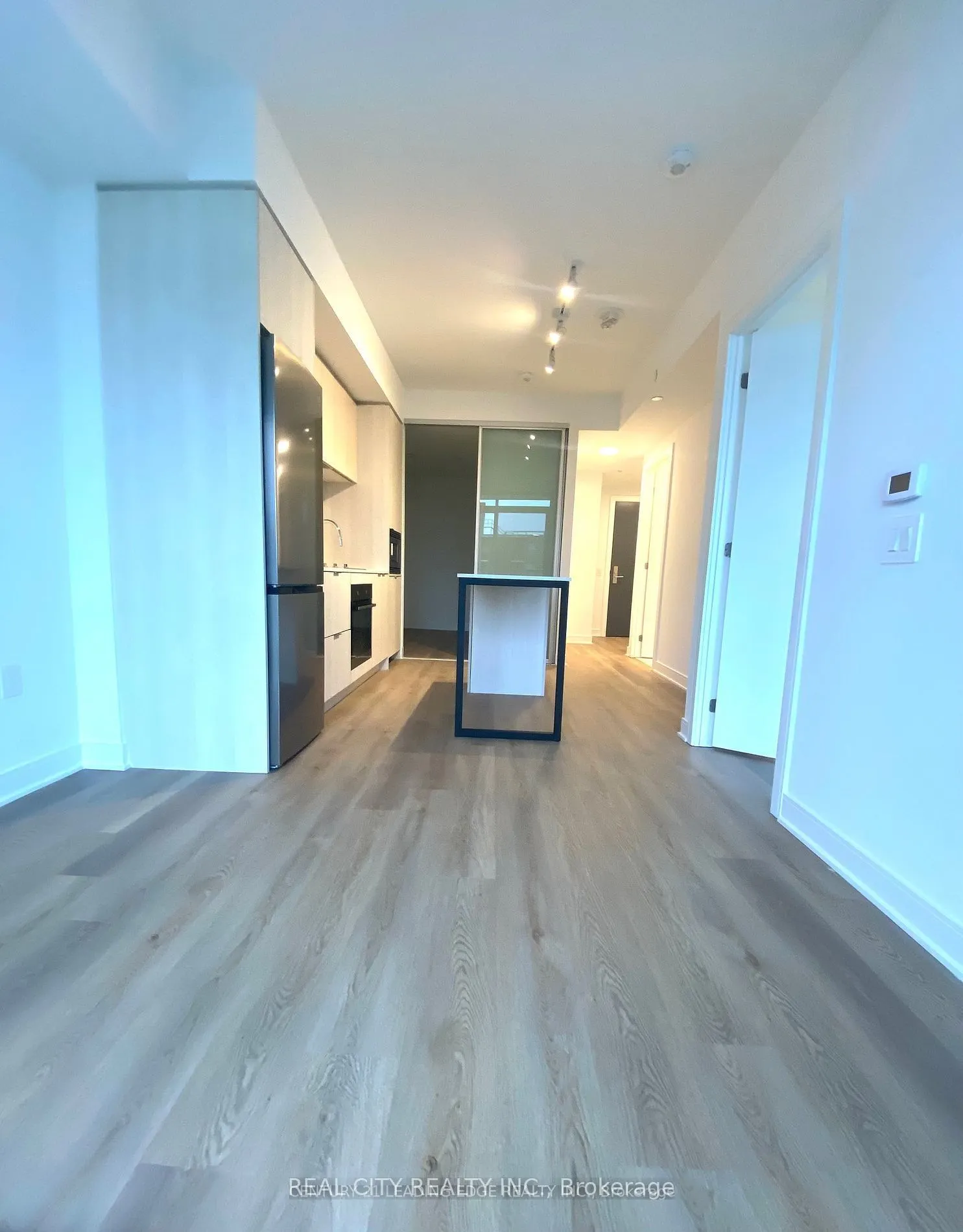 86 DUNDAS Street E, #907