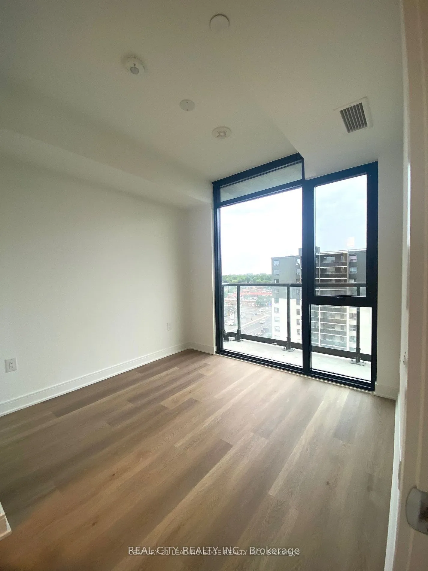 86 DUNDAS Street E, #907