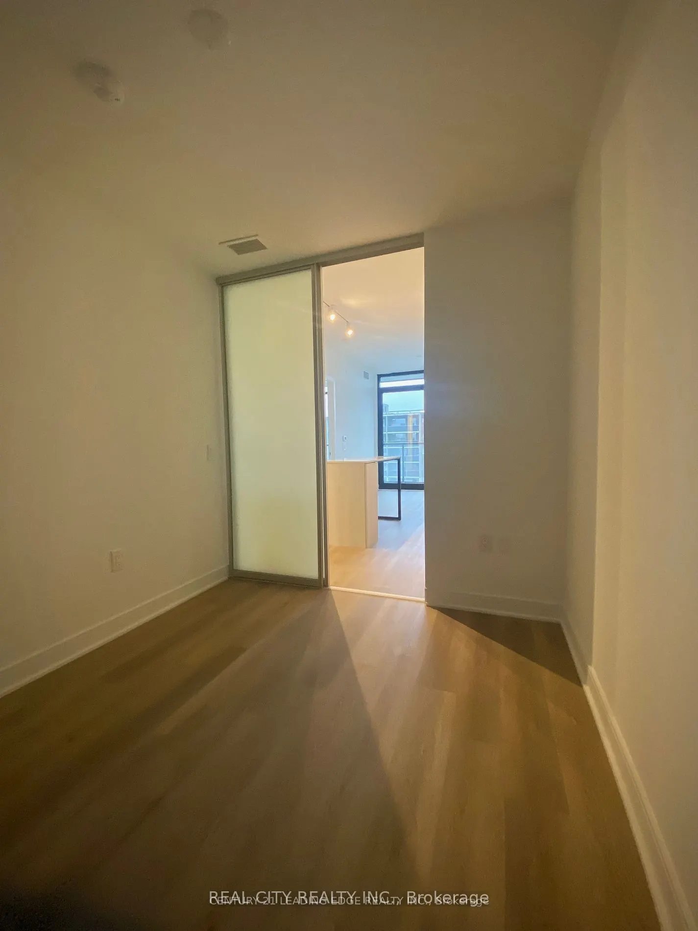 86 DUNDAS Street E, #907