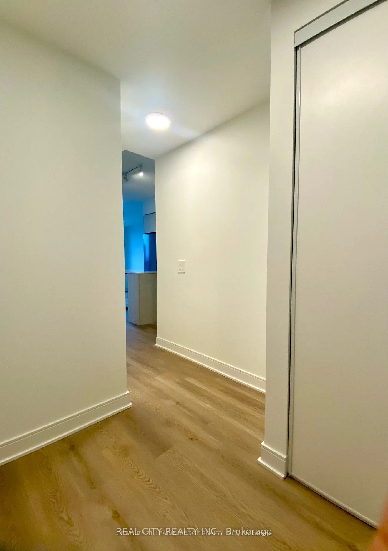 86 DUNDAS Street E, #907