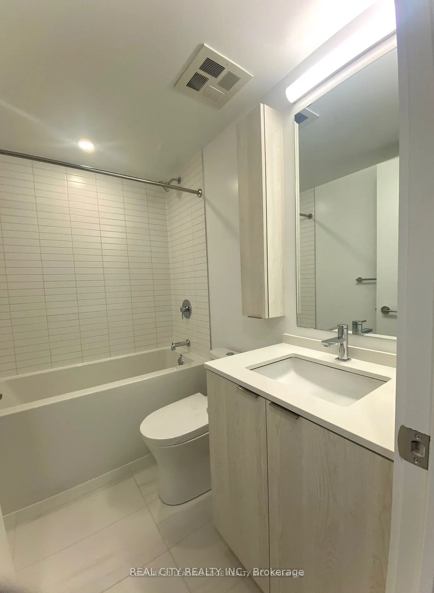 86 DUNDAS Street E, #907