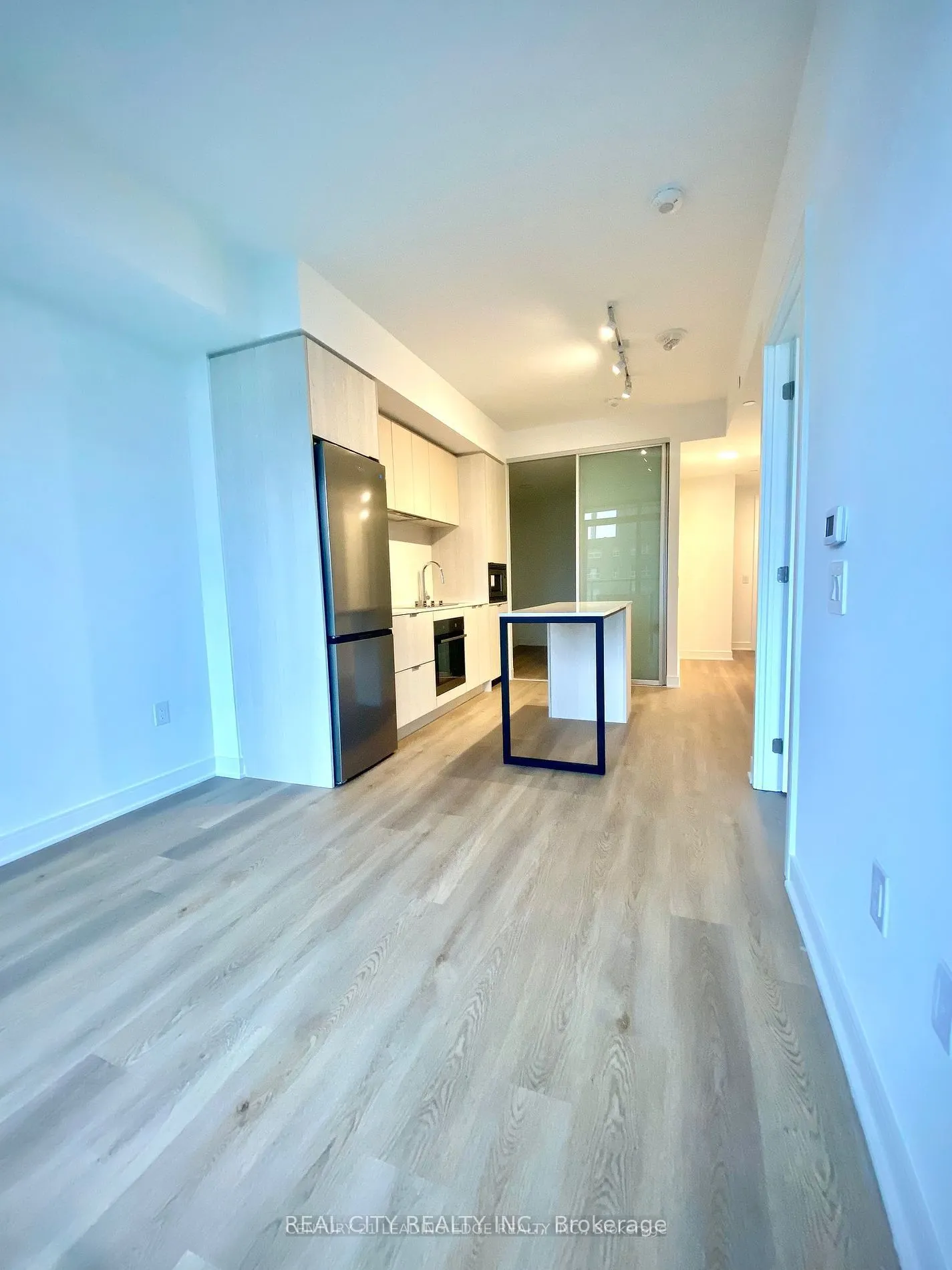 86 DUNDAS Street E, #907
