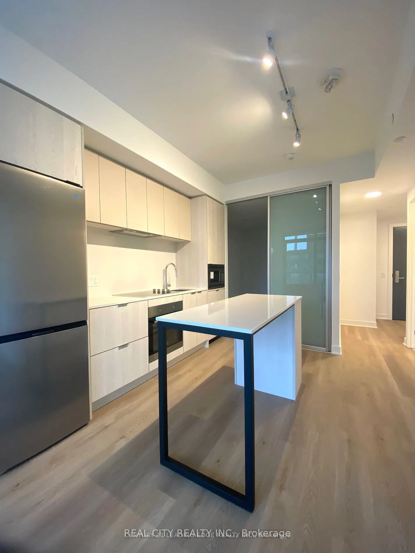 86 DUNDAS Street E, #907