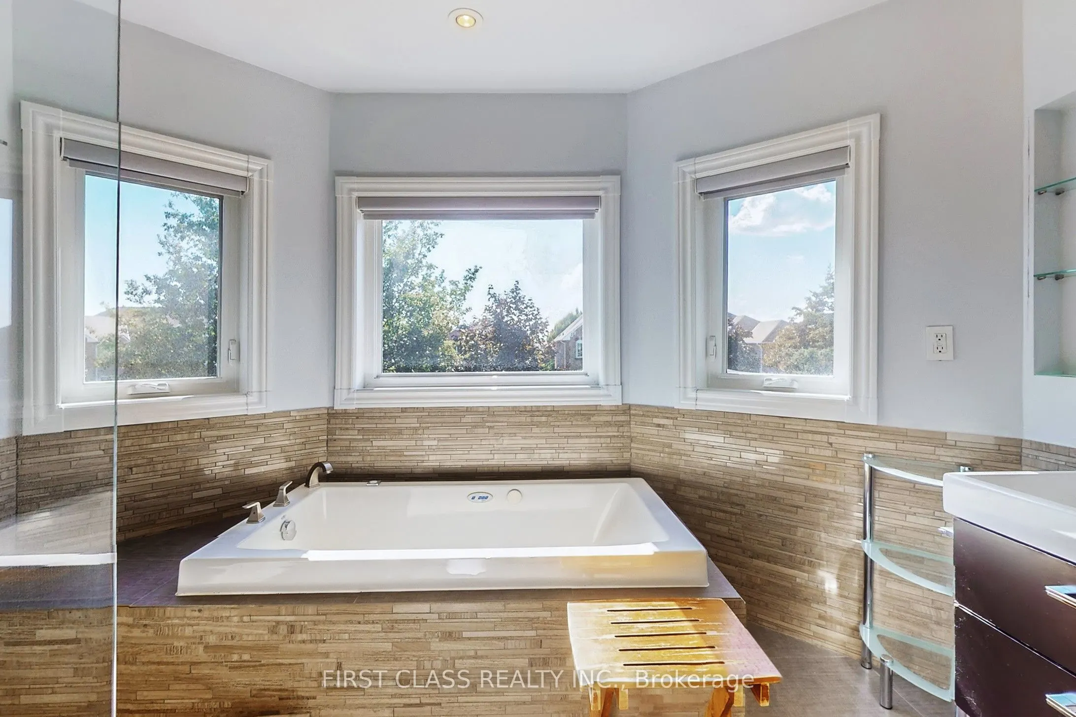 5244 Floral Hill Crescent
