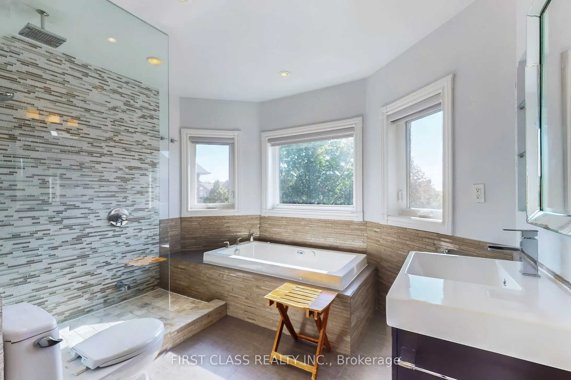 5244 Floral Hill Crescent