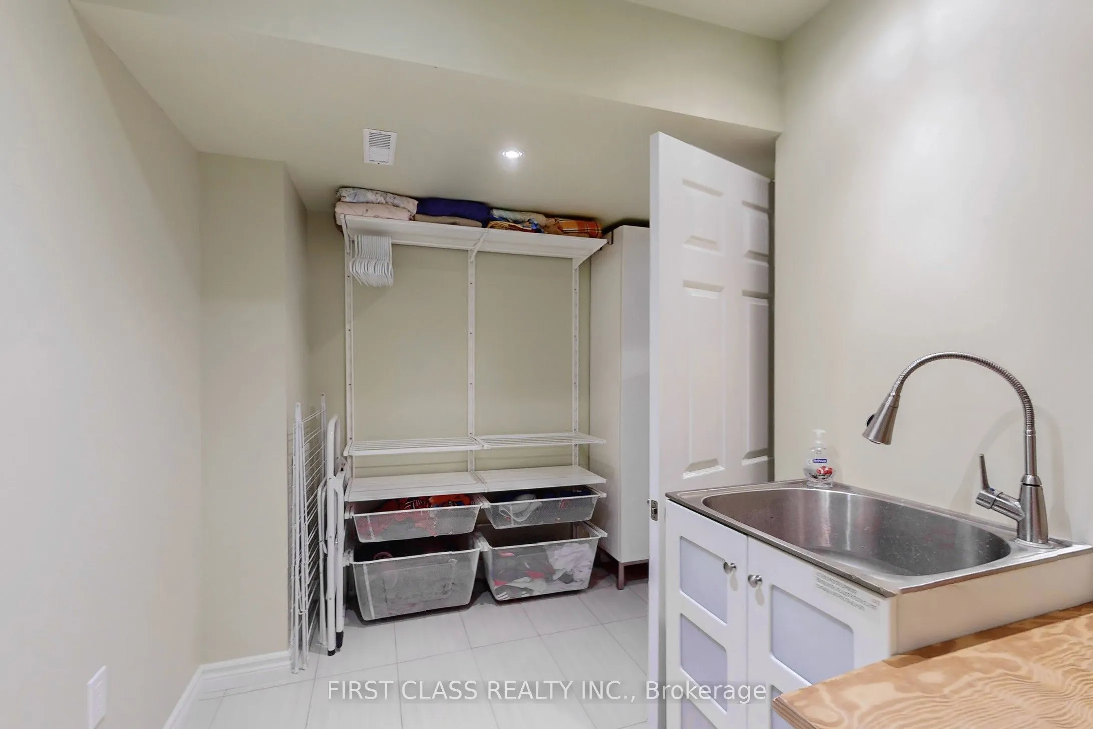 5244 Floral Hill Crescent