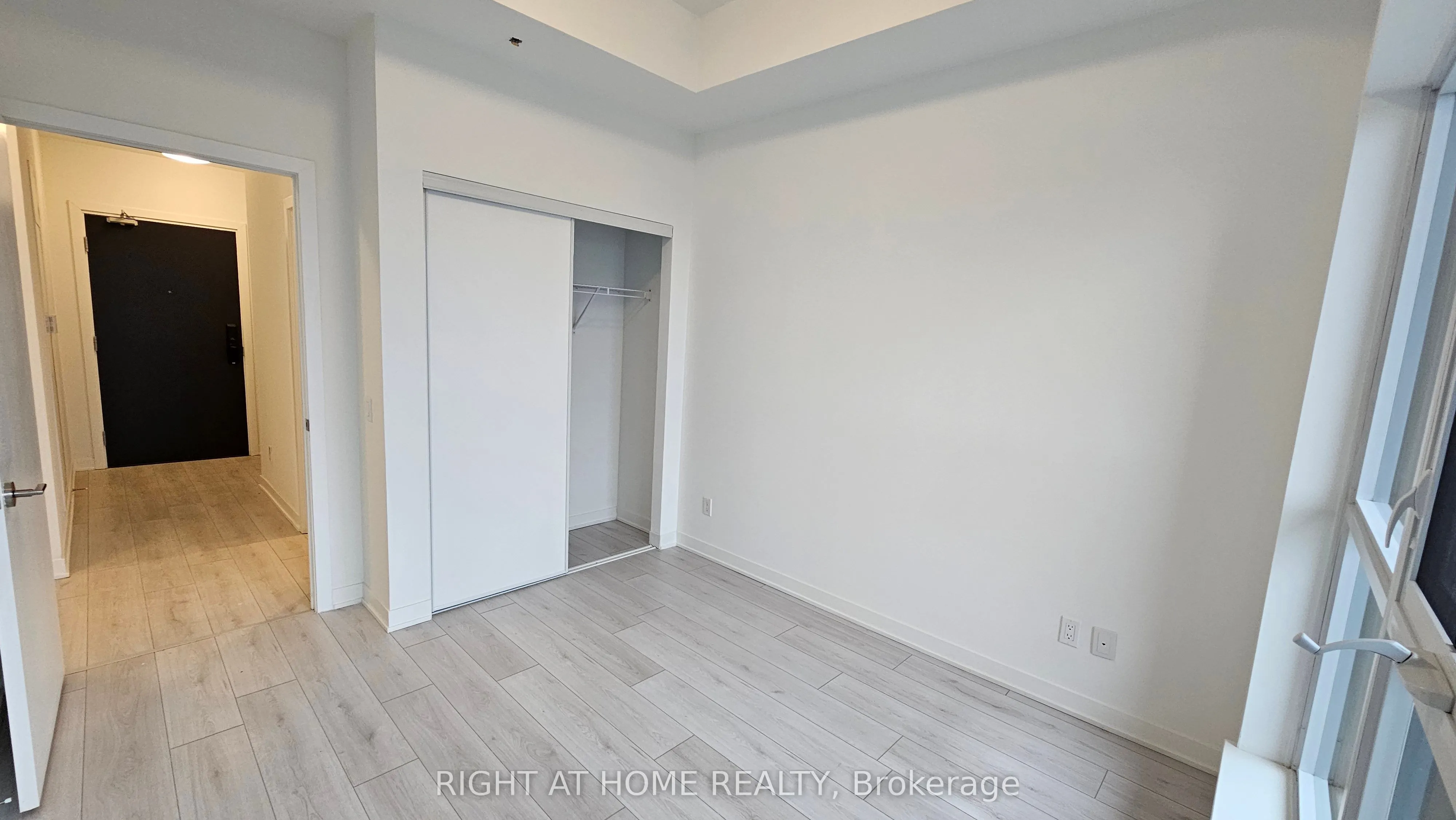 405 Dundas Street W, #530