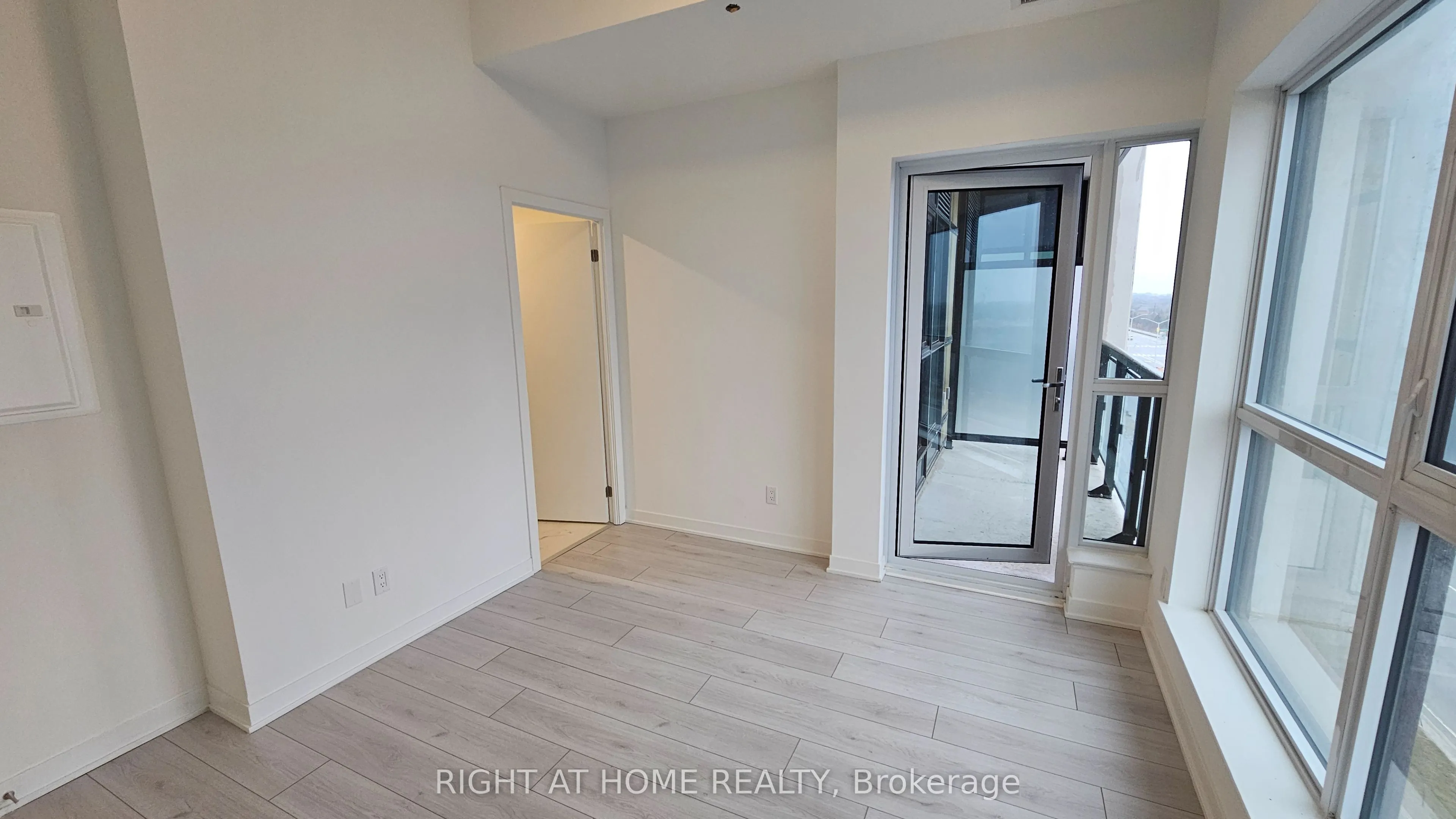 405 Dundas Street W, #530